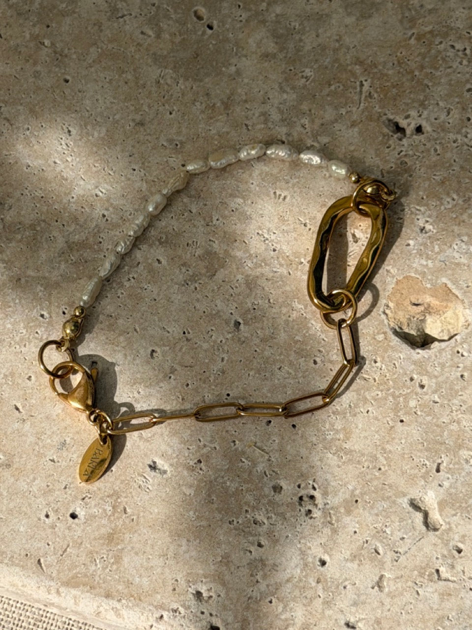 ICON Süßwasserperlen Armband mit goldenem Charm-Ring | Edelstahl 18K vergoldet