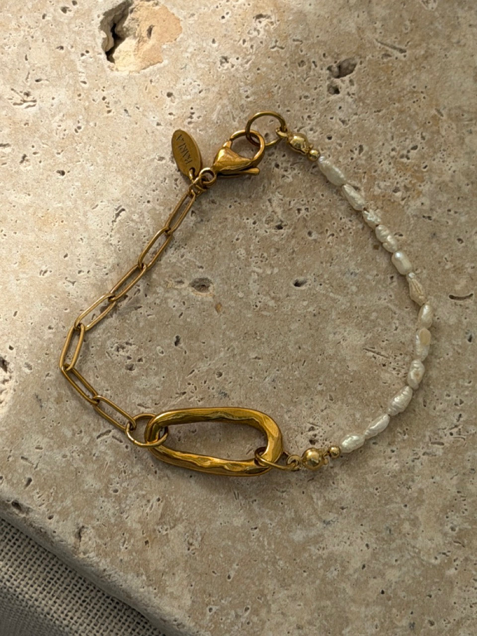 ICON Süßwasserperlen Armband mit goldenem Charm-Ring | Edelstahl 18K vergoldet