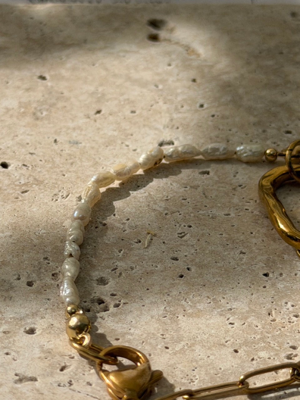 ICON Süßwasserperlen Armband mit goldenem Charm-Ring | Edelstahl 18K vergoldet
