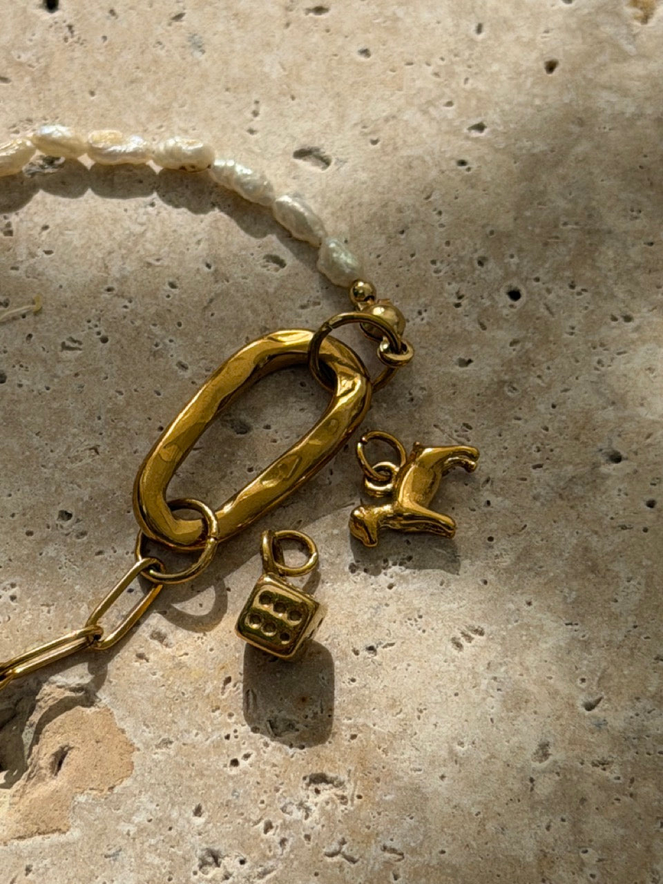 ICON Süßwasserperlen Armband mit goldenem Charm-Ring | Edelstahl 18K vergoldet