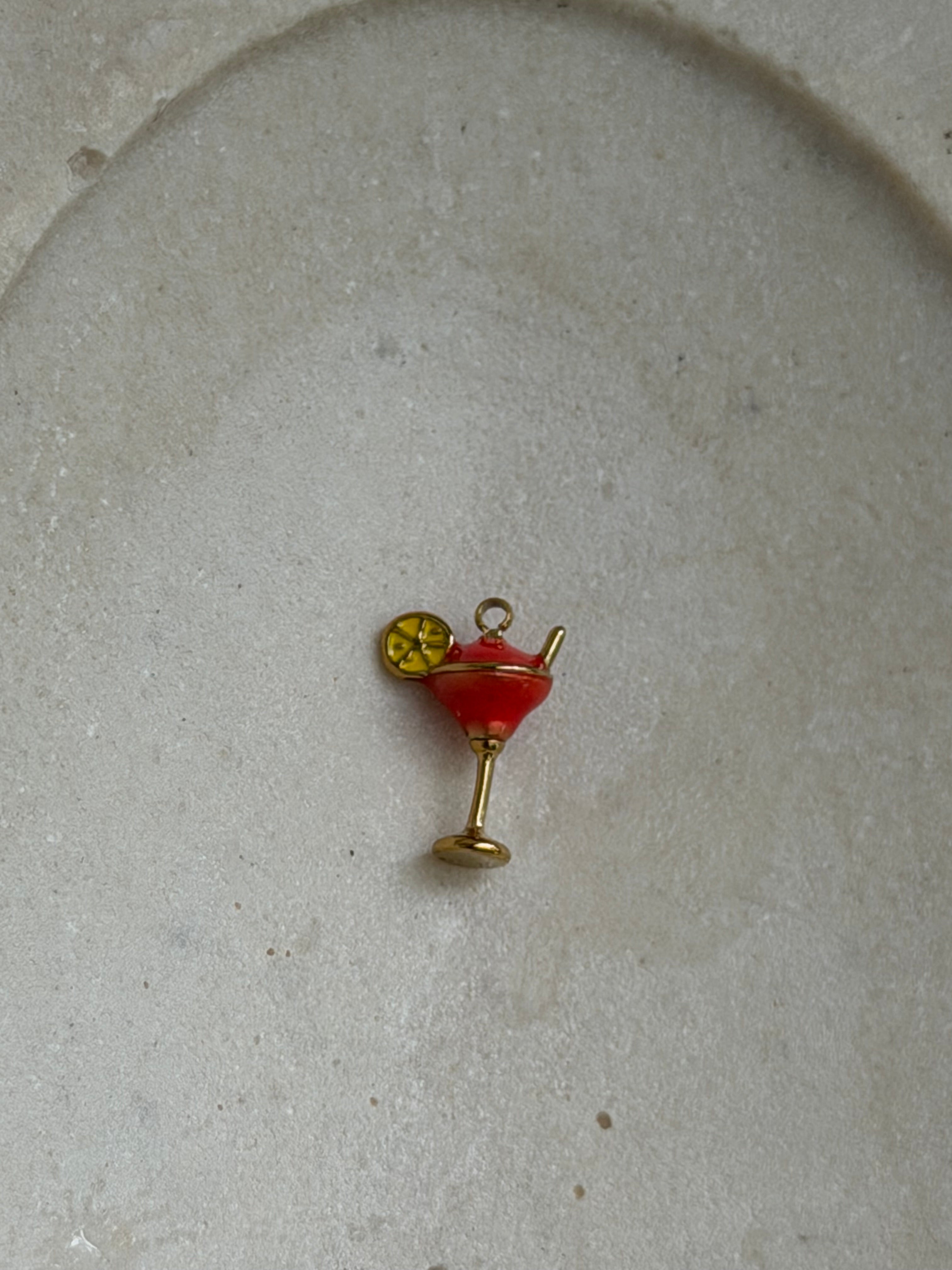 Cocktailglas Charm an Kette getragen