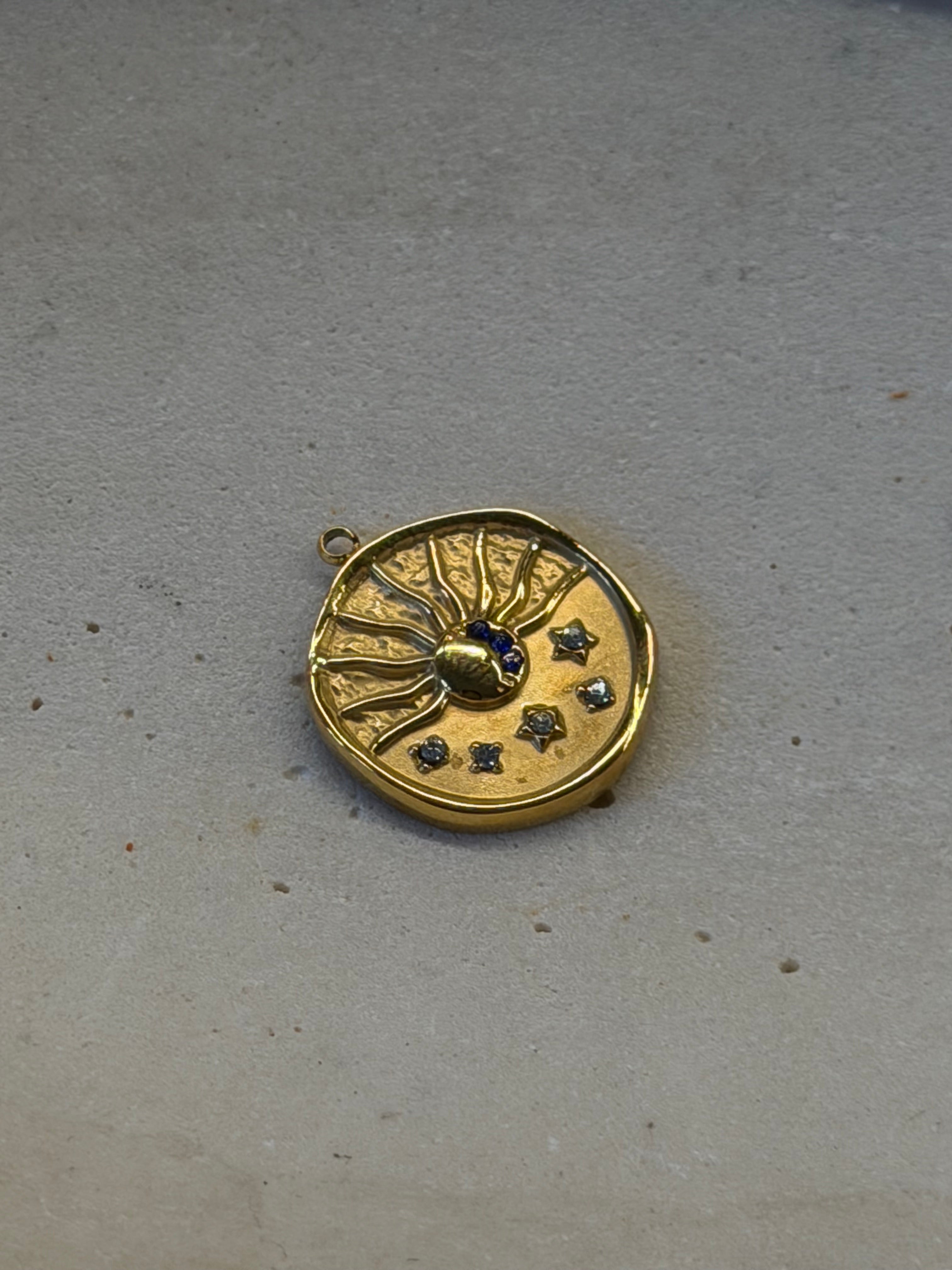 Galaxis Sonnen-Charm mit dunkelblauen Zirkonia, Detailansicht