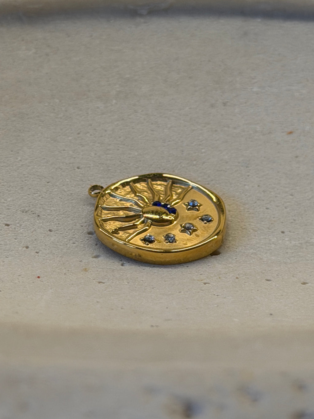 Galaxis Sonnen-Charm mit dunkelblauen Zirkonia | Edelstahl 18K vergoldet