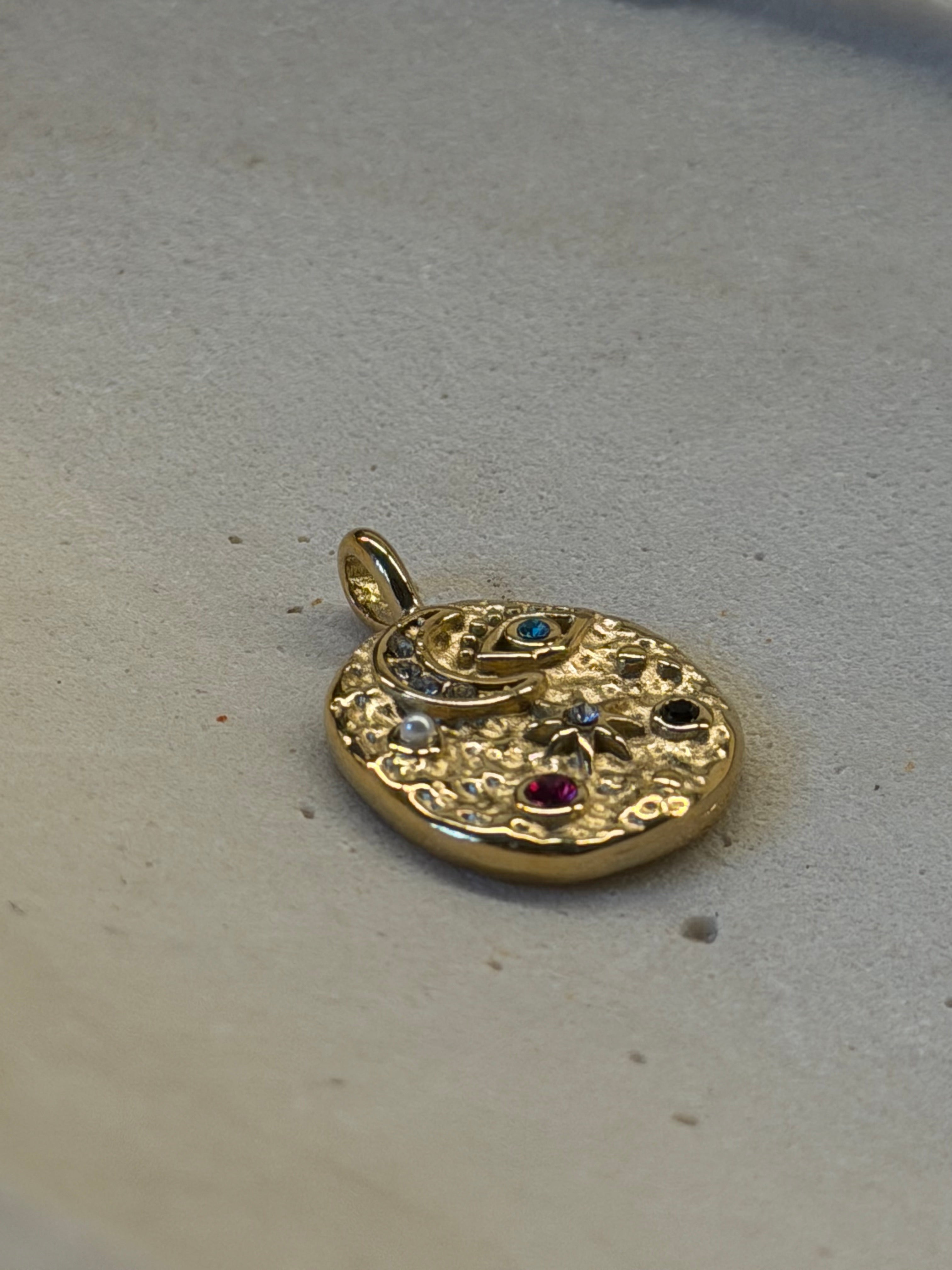 Galaxis Medaillon-Charm, weiteres Tragebild