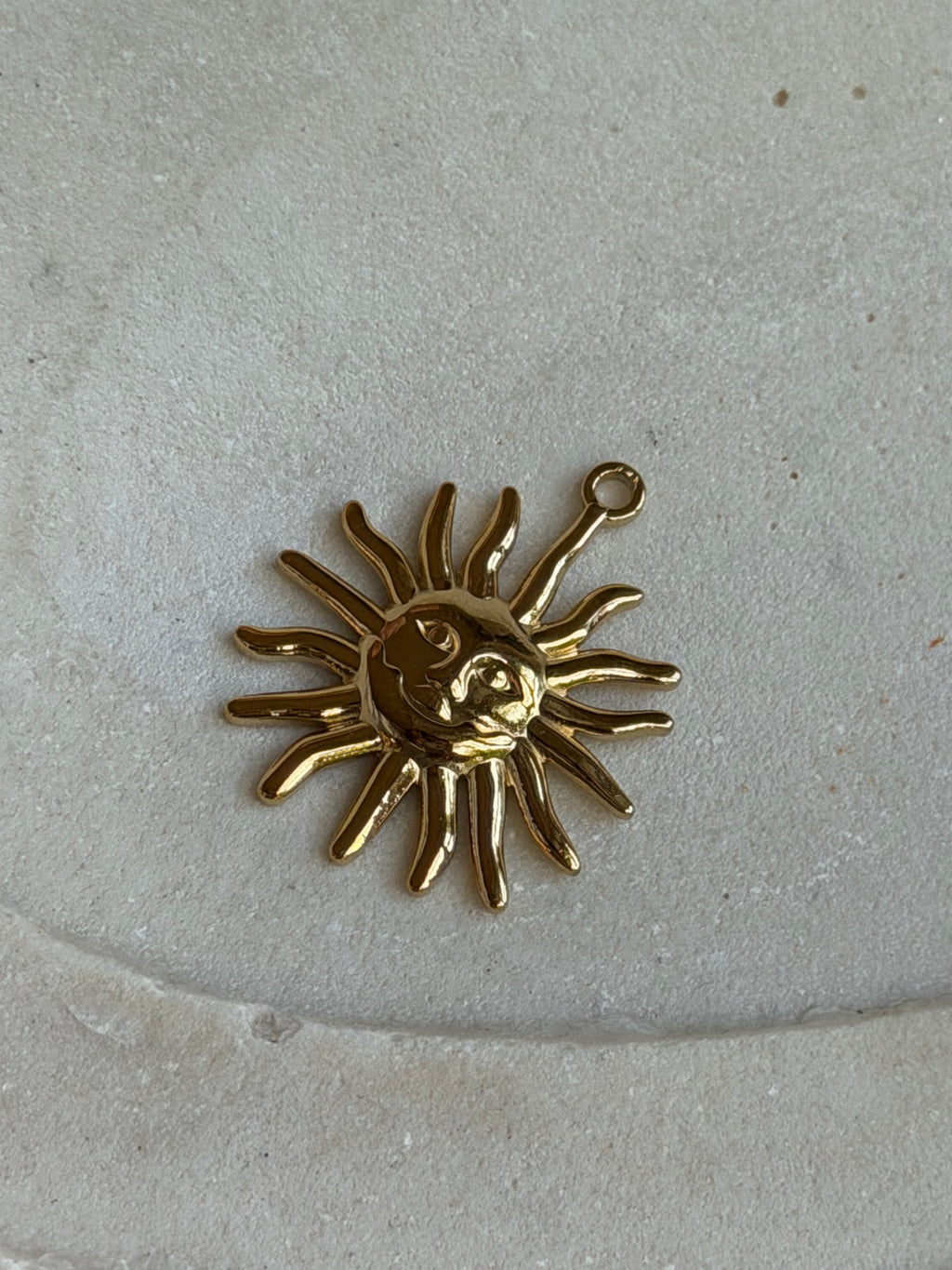 Sonnen-Charm mit Gesicht | Edelstahl 18K vergoldet