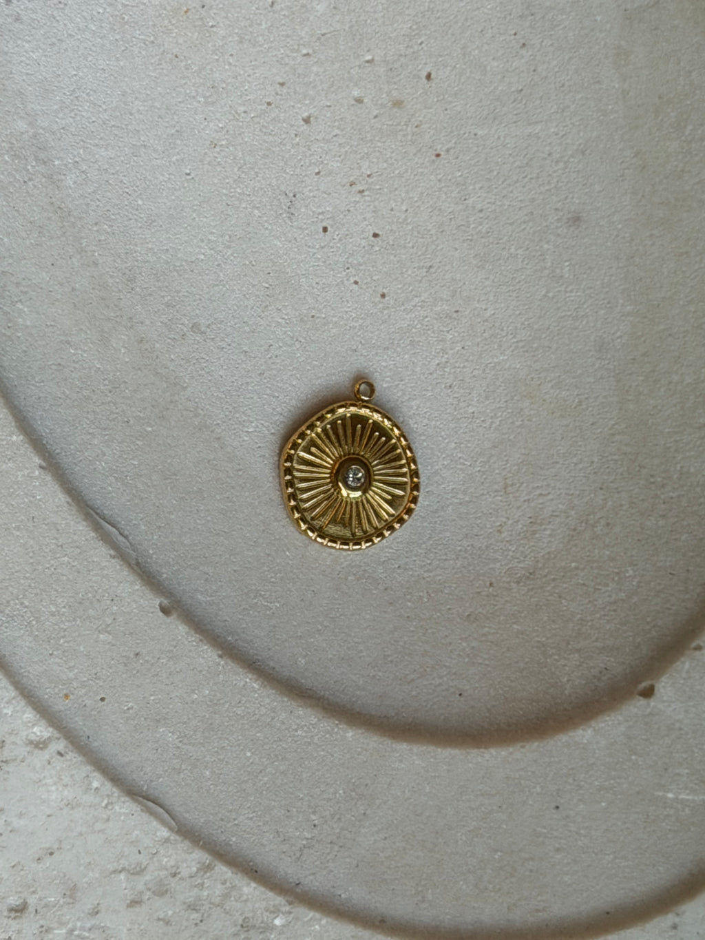 Runder Sonnen-Charm mit Strass | Edelstahl 18K vergoldet