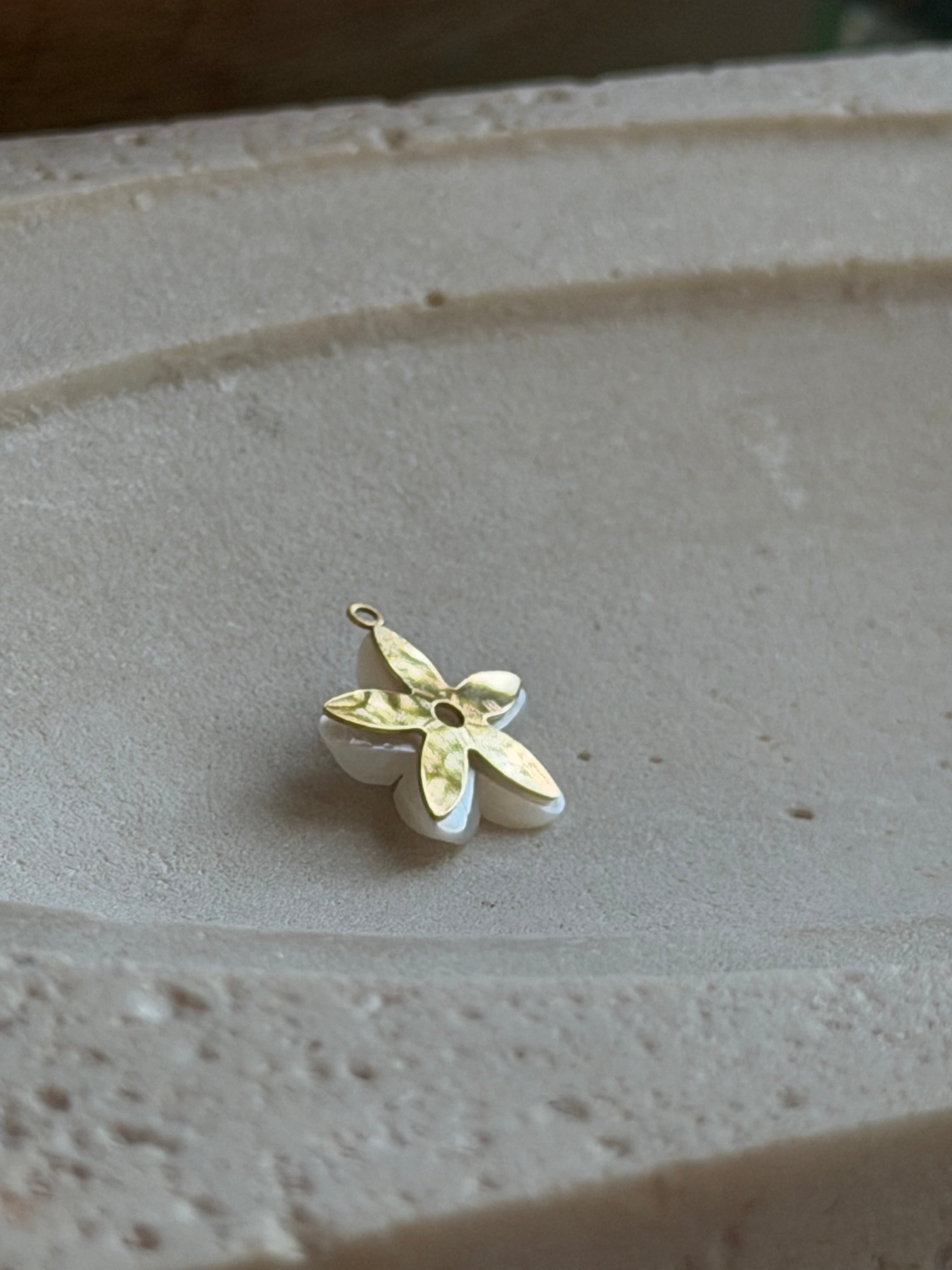 Blumen-Charm mit Naturmuschel und Strass | Edelstahl 18K vergoldet