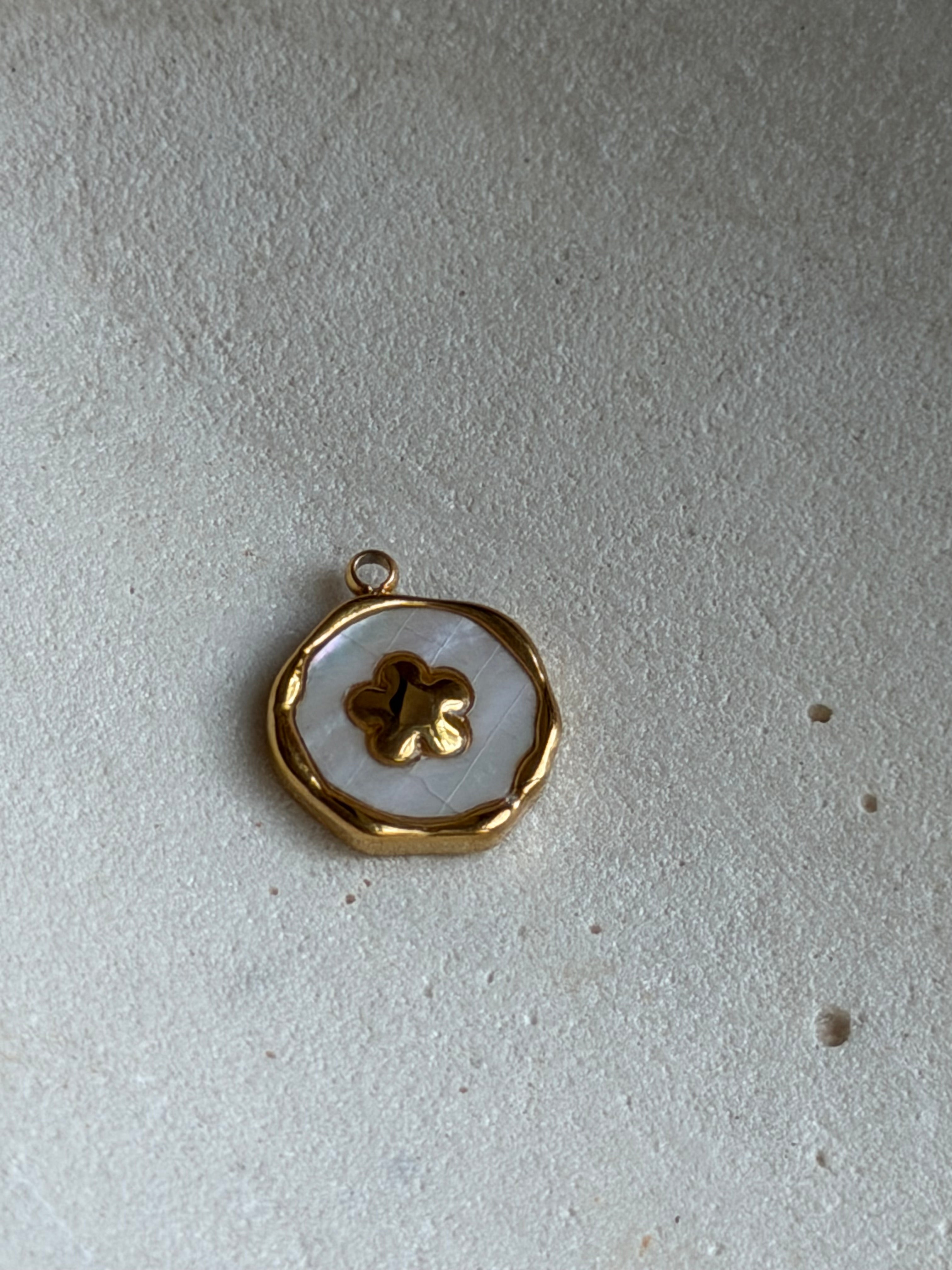 Blumen-Charm mit weißer Naturmuschel | Edelstahl 18K vergoldet