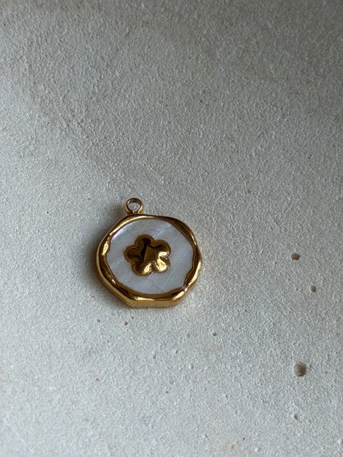 Blumen-Charm mit weißer Naturmuschel | Edelstahl 18K vergoldet