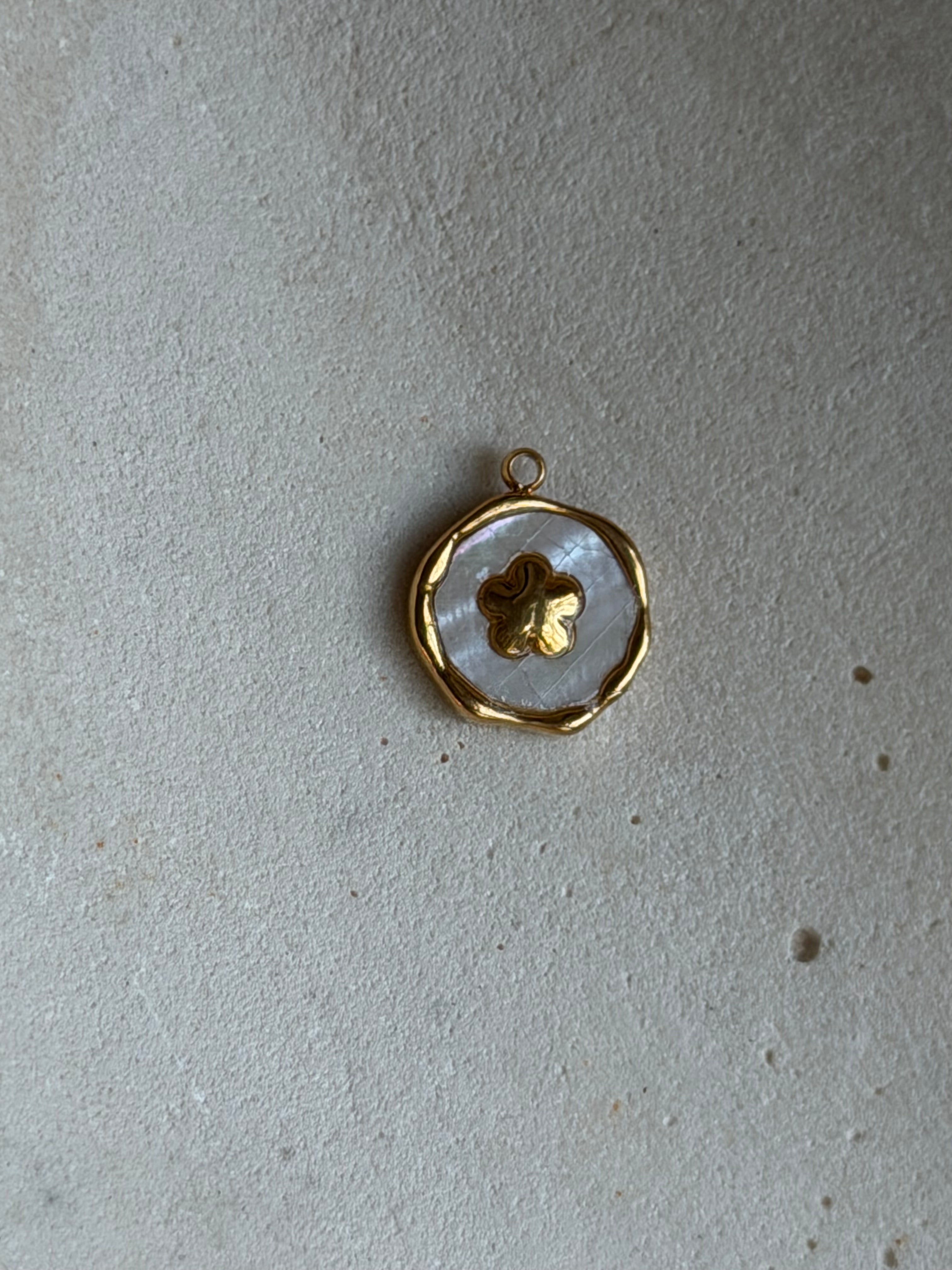Blumen-Charm mit weißer Naturmuschel | Edelstahl 18K vergoldet