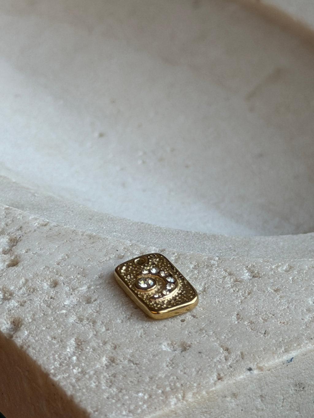 Rechteckiger Mond-Charm mit Zirkonia | Edelstahl 18K vergoldet