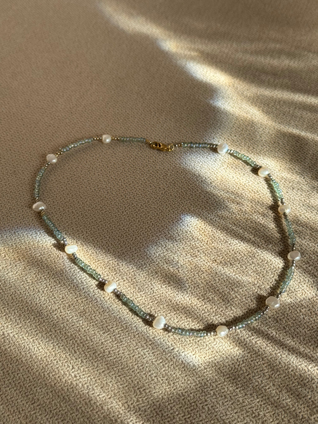 Gentle Balance – Zarte Süßwasserperlenkette mit blauen Perlmutt-Glasperlen