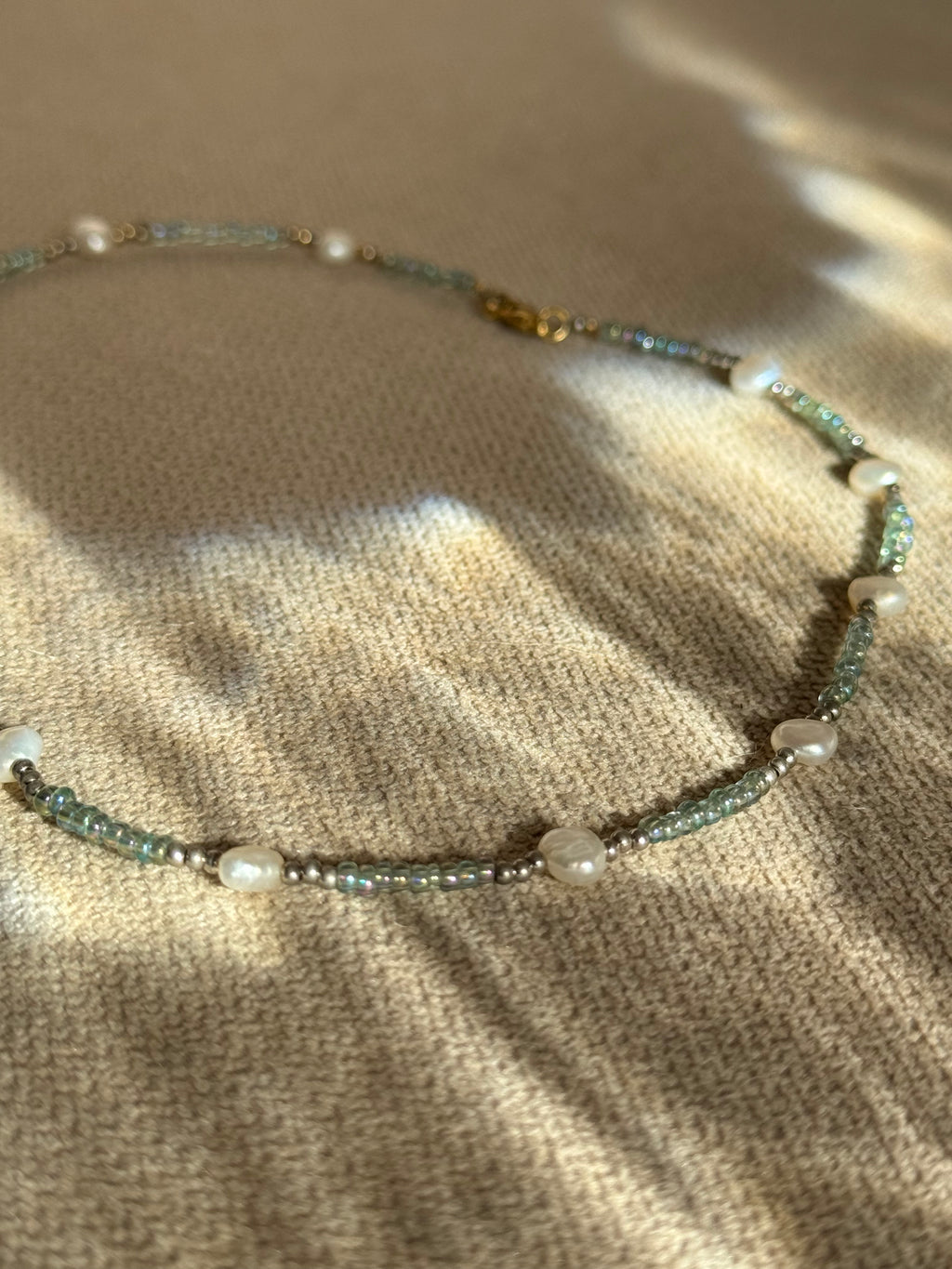 Gentle Balance – Zarte Süßwasserperlenkette mit blauen Perlmutt-Glasperlen