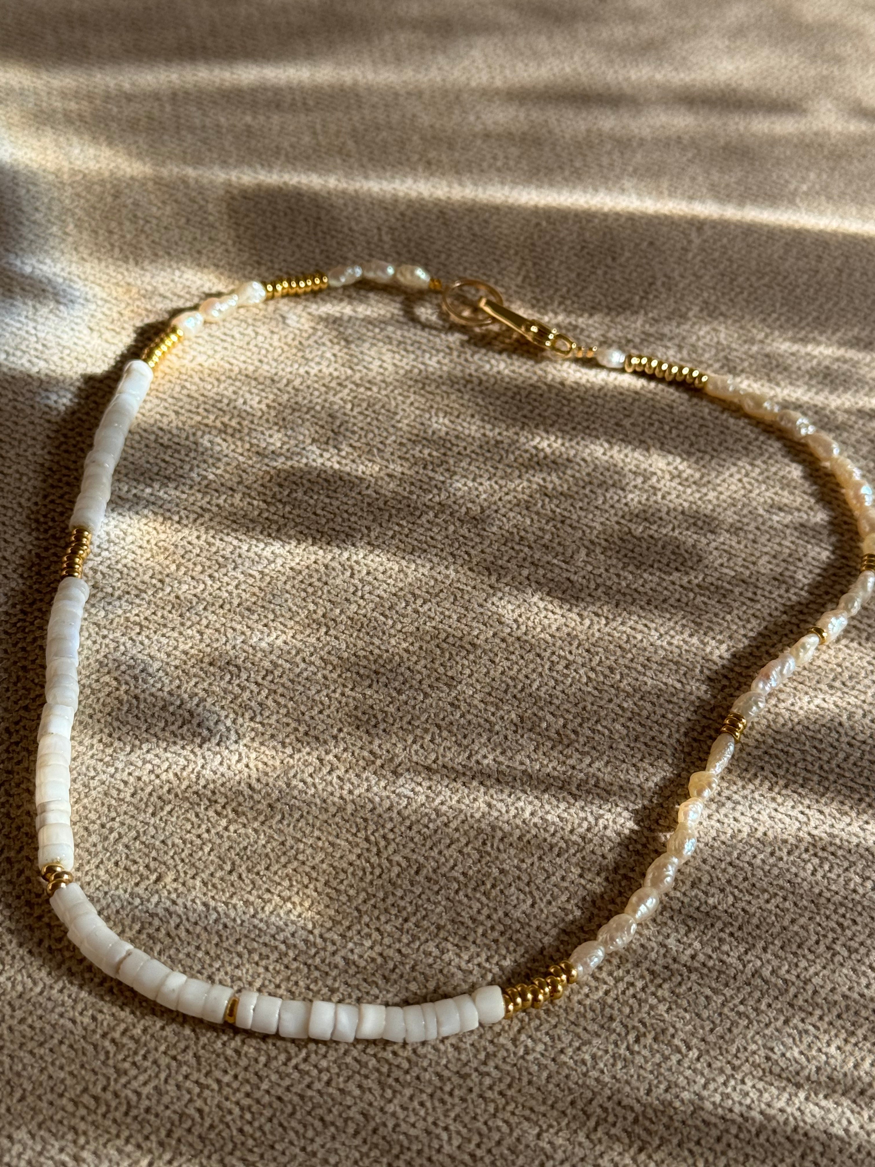 Solid Grace – Minimalistische Heishi-Perlenkette mit Gold