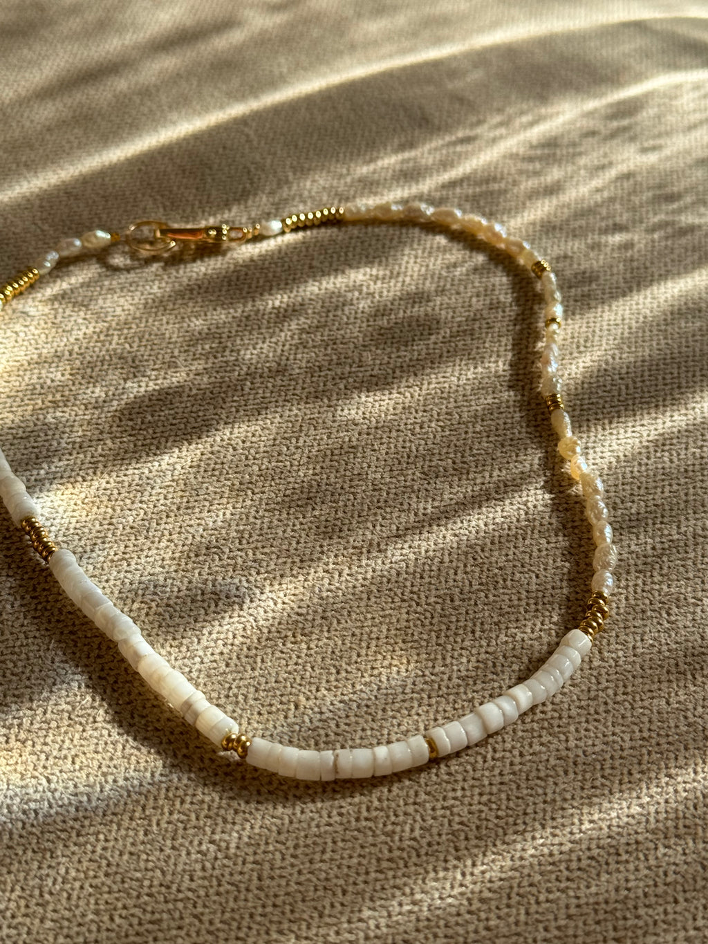 Solid Grace – Minimalistische Heishi-Perlenkette mit Gold