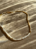 Solid Grace – Minimalistische Heishi-Perlenkette mit Gold