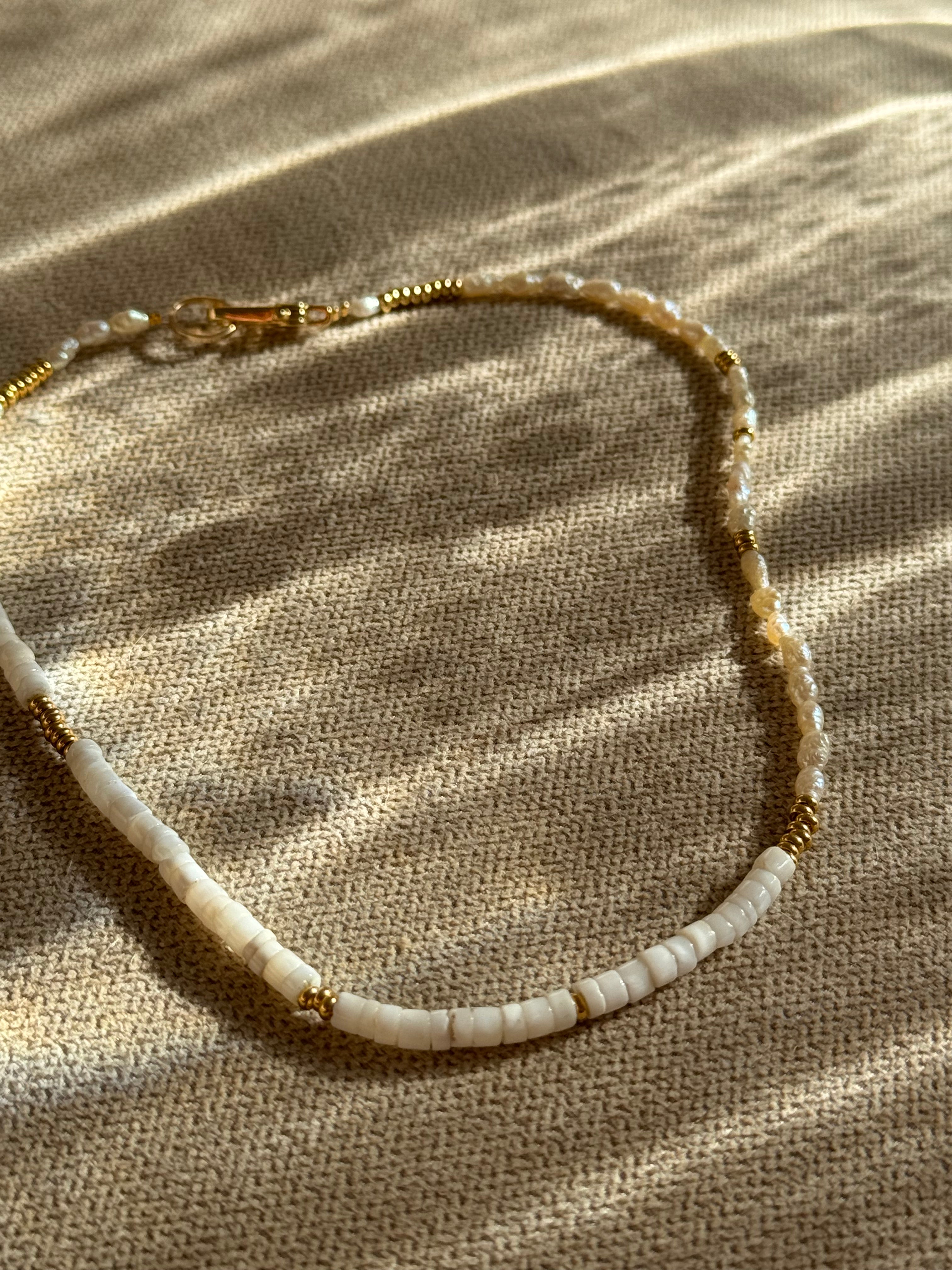 Solid Grace – Minimalistische Heishi-Perlenkette mit Gold