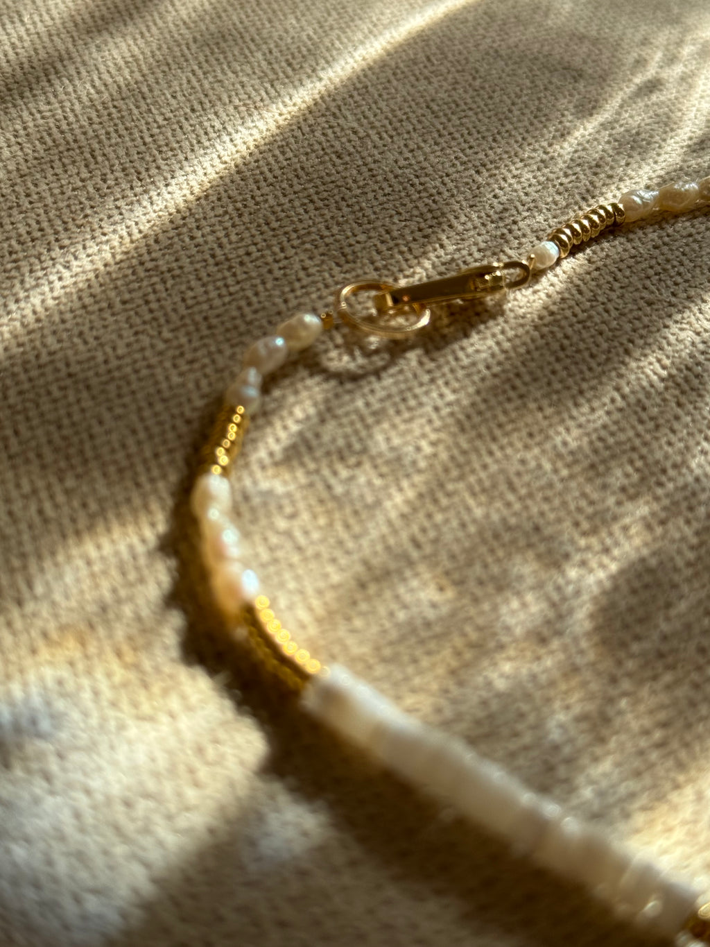 Solid Grace – Minimalistische Heishi-Perlenkette mit Gold