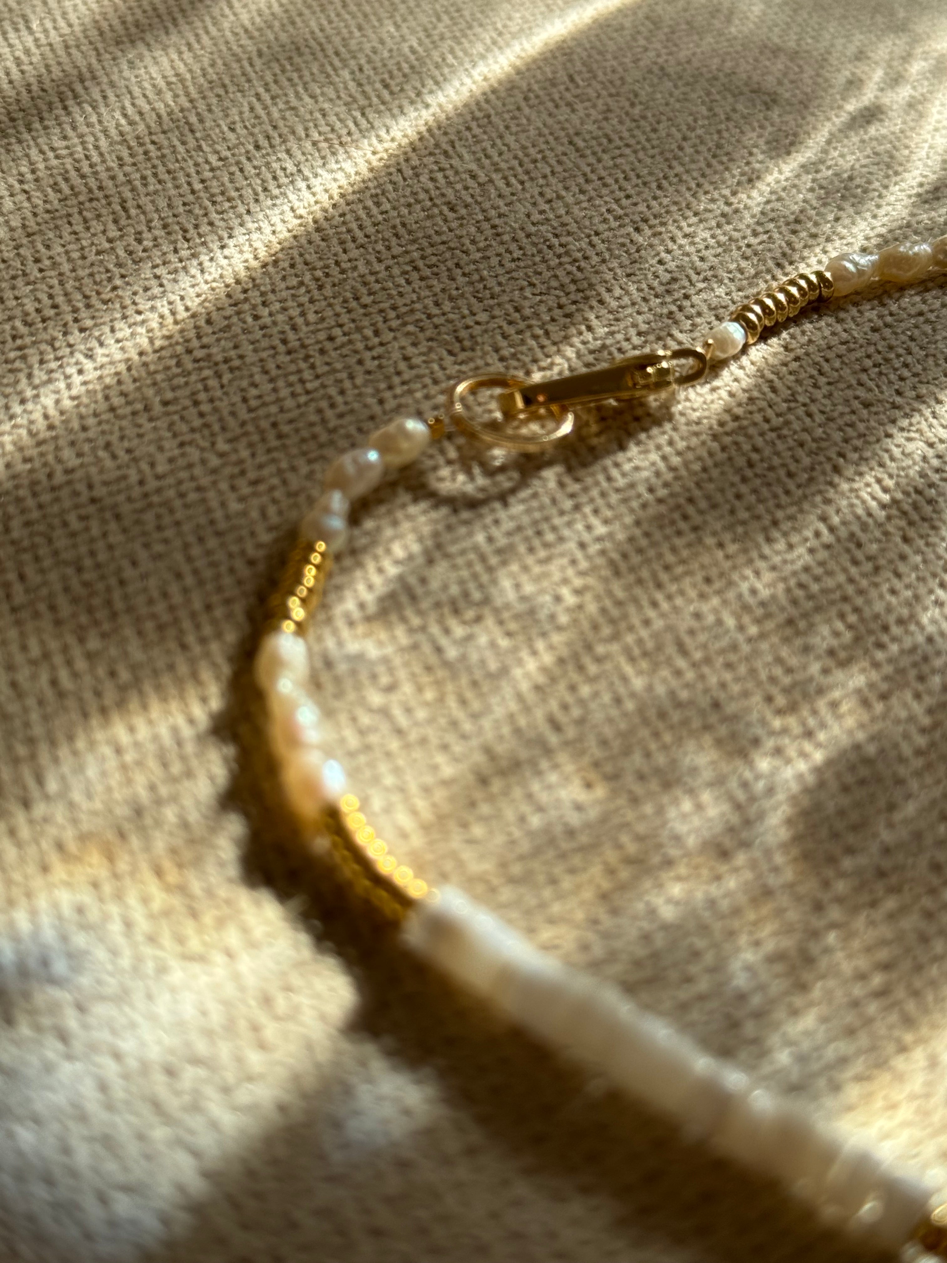 Solid Grace – Minimalistische Heishi-Perlenkette mit Gold