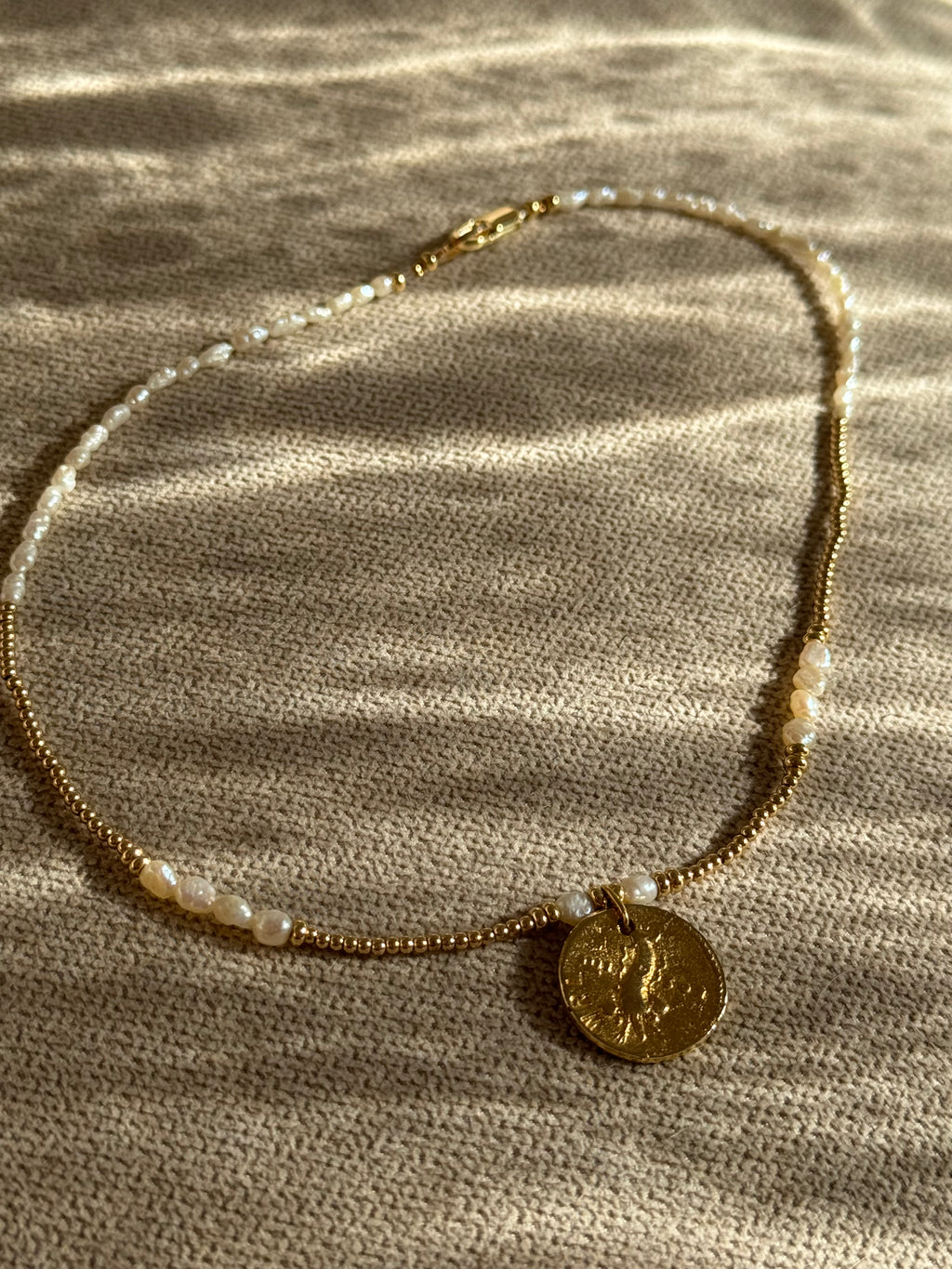 Golden Poise – Süßwasserperlenkette mit Medaillon