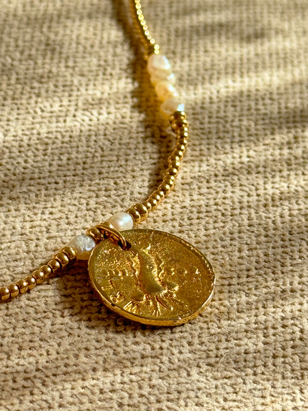 Golden Poise – Süßwasserperlenkette mit Medaillon