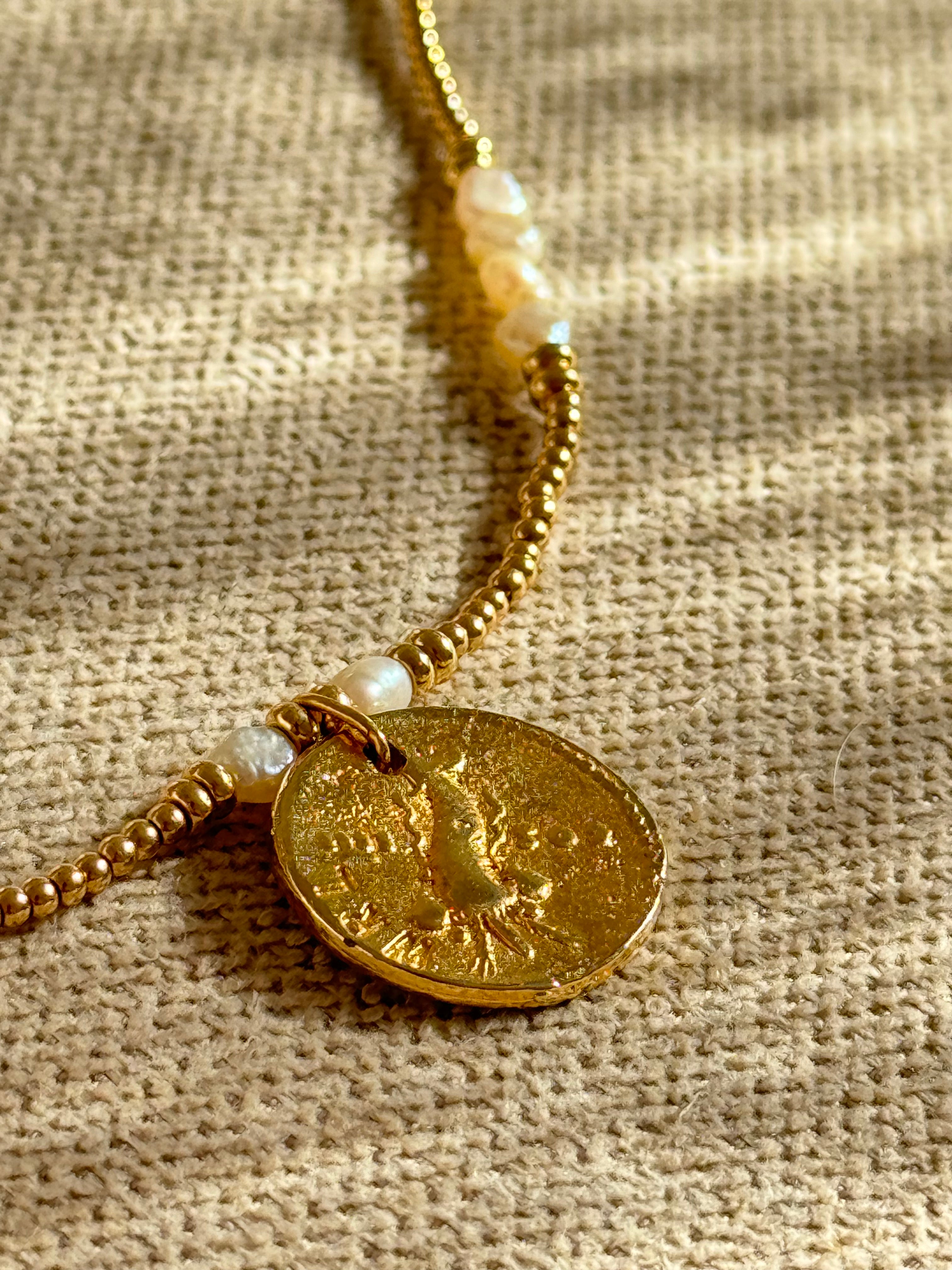 Golden Poise – Süßwasserperlenkette mit Medaillon