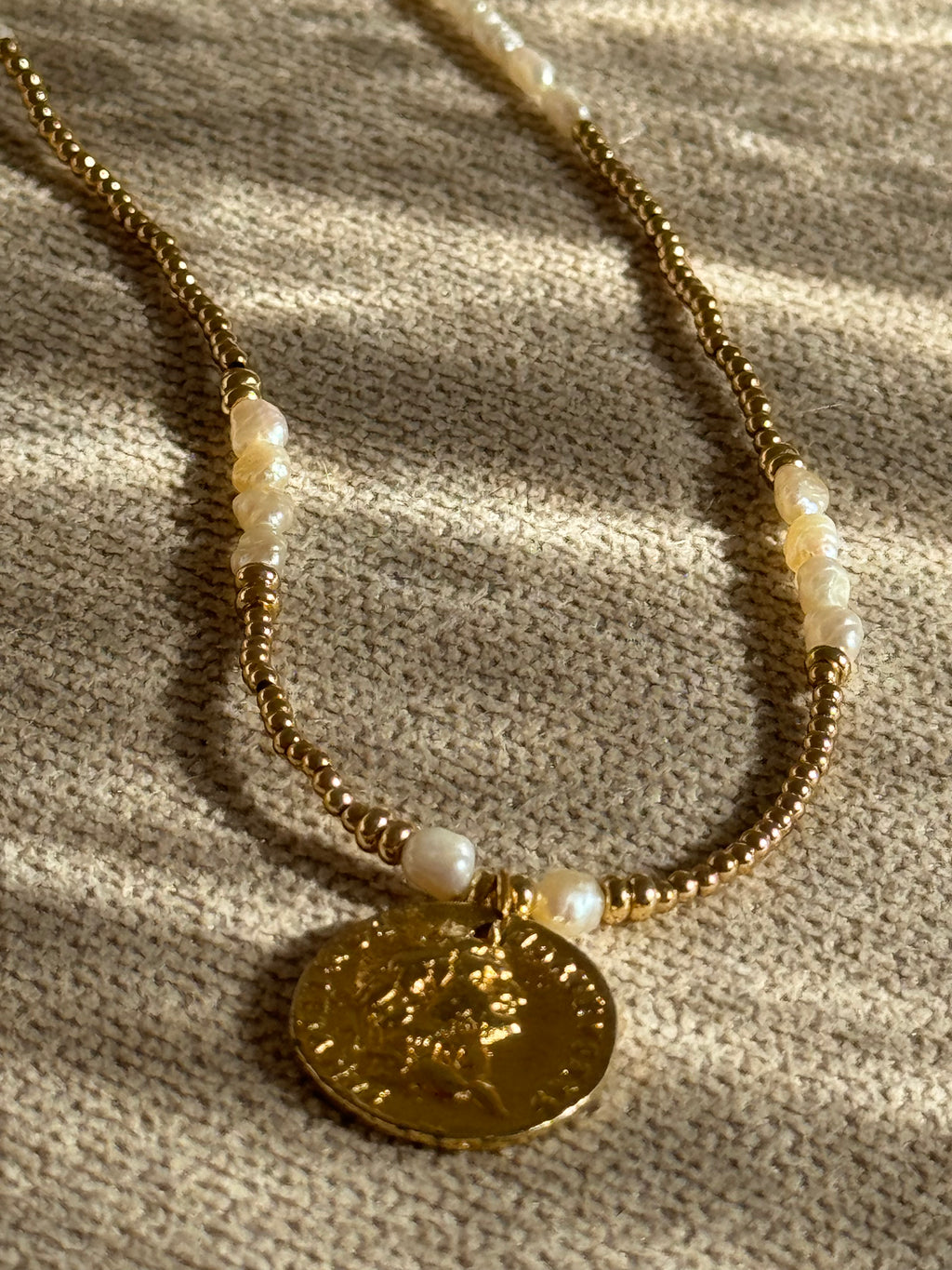 Golden Poise – Süßwasserperlenkette mit Medaillon