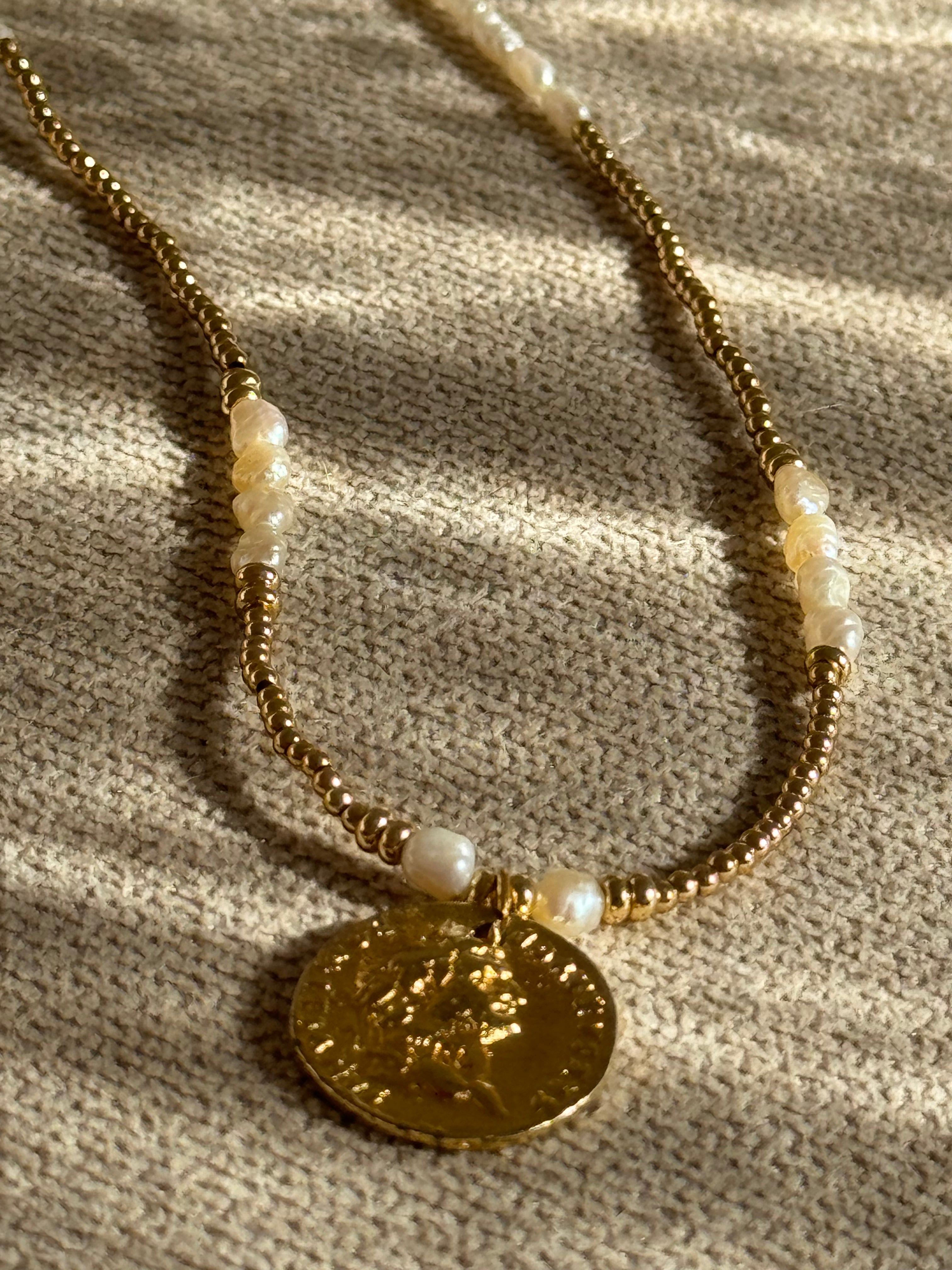 Golden Poise – Süßwasserperlenkette mit Medaillon