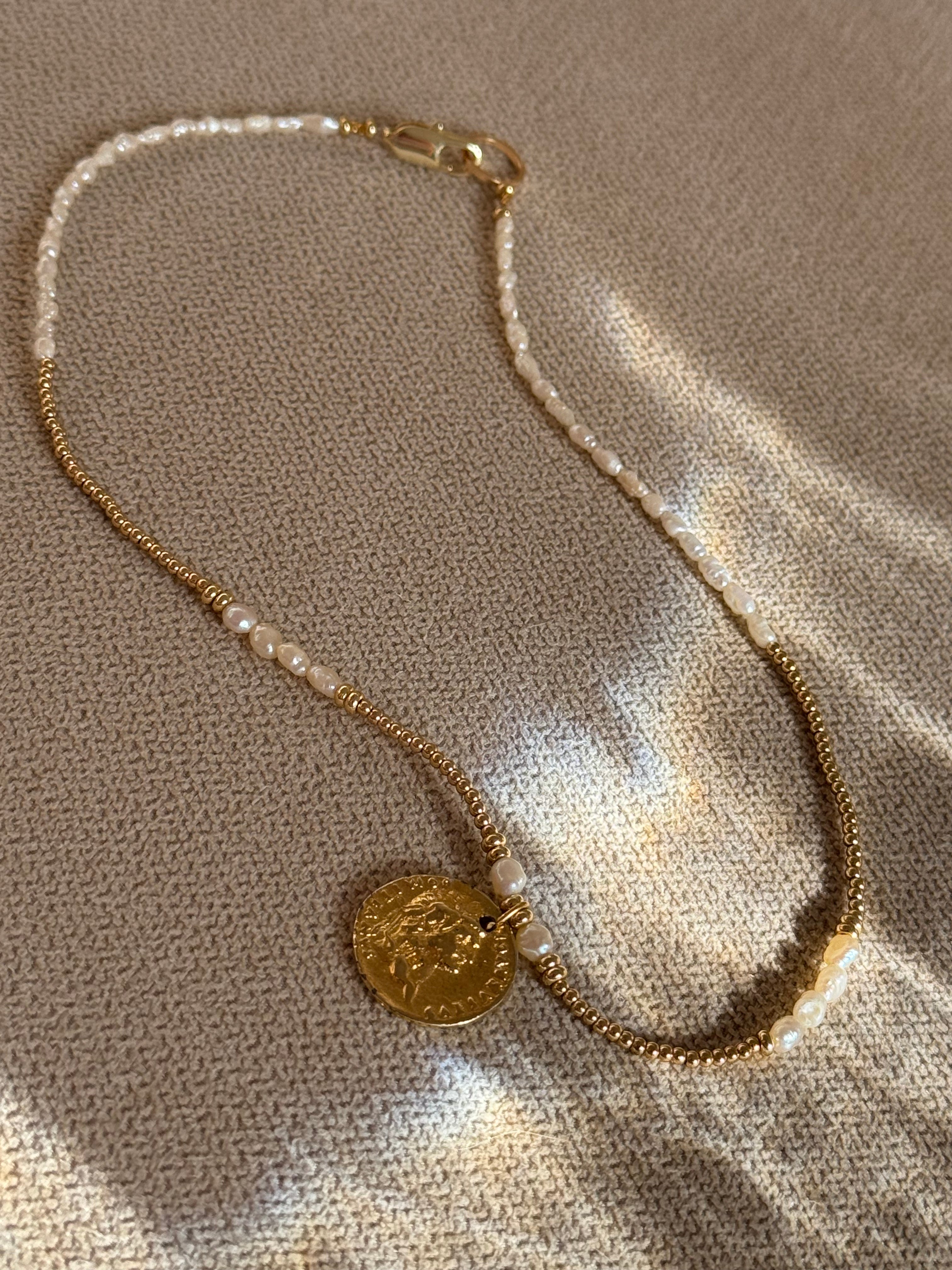 Golden Poise – Süßwasserperlenkette mit Medaillon