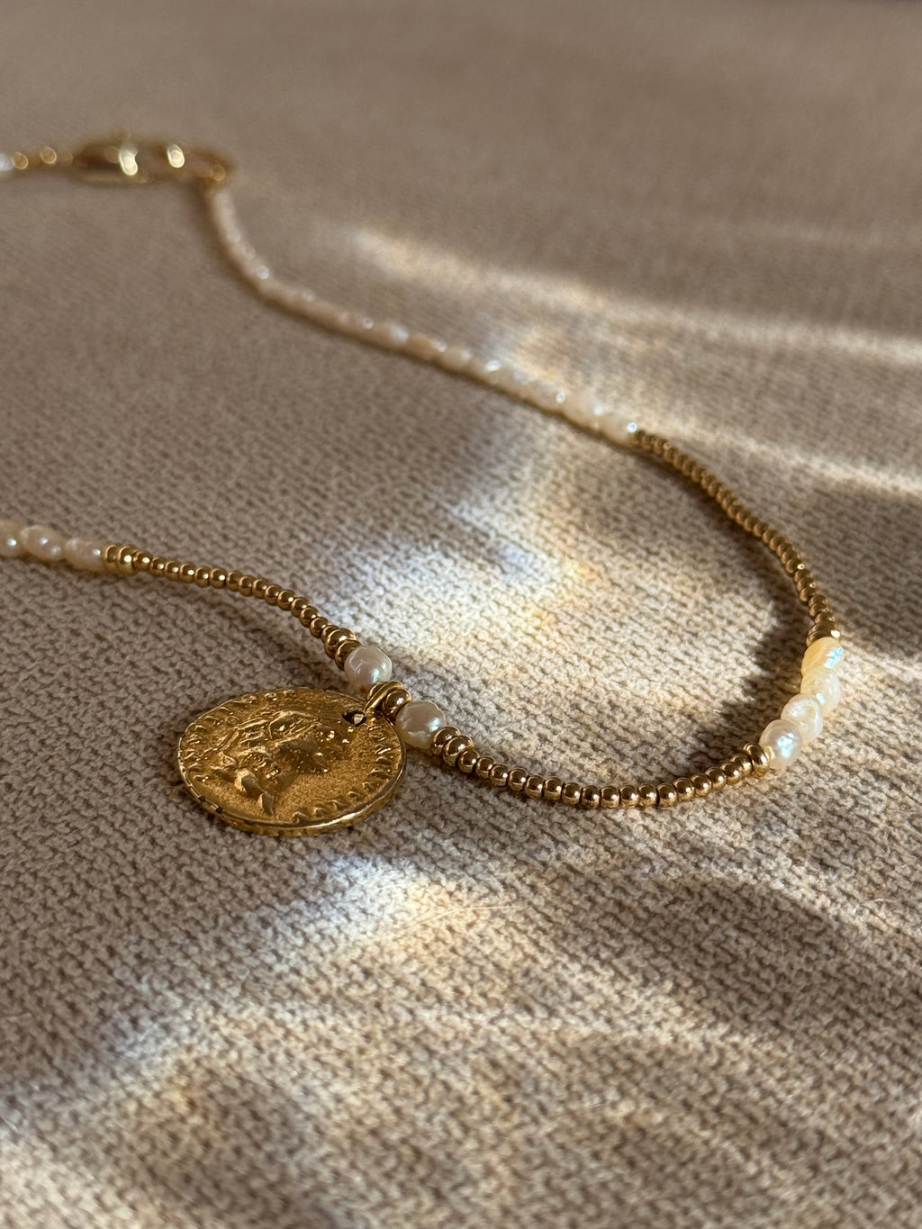 Golden Poise – Süßwasserperlenkette mit Medaillon