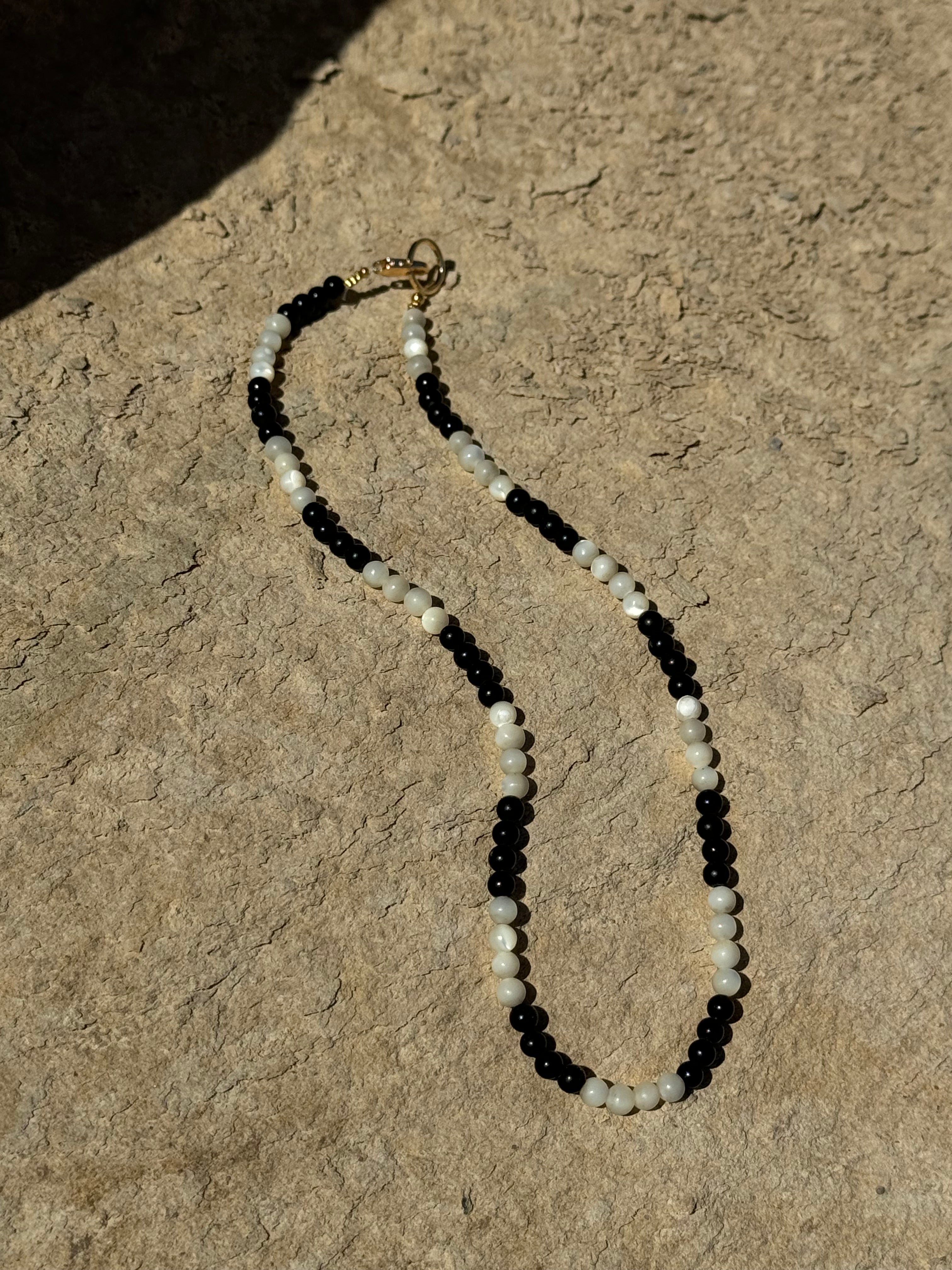 Onyx Balance – Bicolor Kette mit Onyx und Perlmutt-Muschelperlen