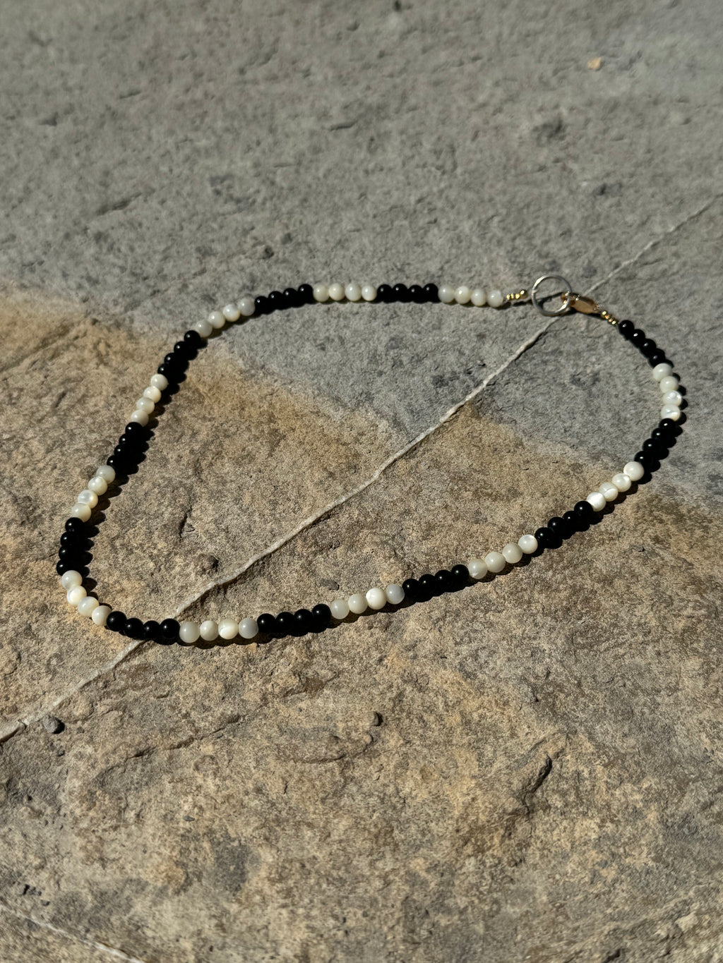Onyx Balance – Bicolor Kette mit Onyx und Perlmutt-Muschelperlen