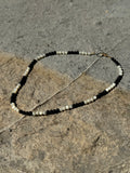 Onyx Balance – Bicolor Kette mit Onyx und Perlmutt-Muschelperlen