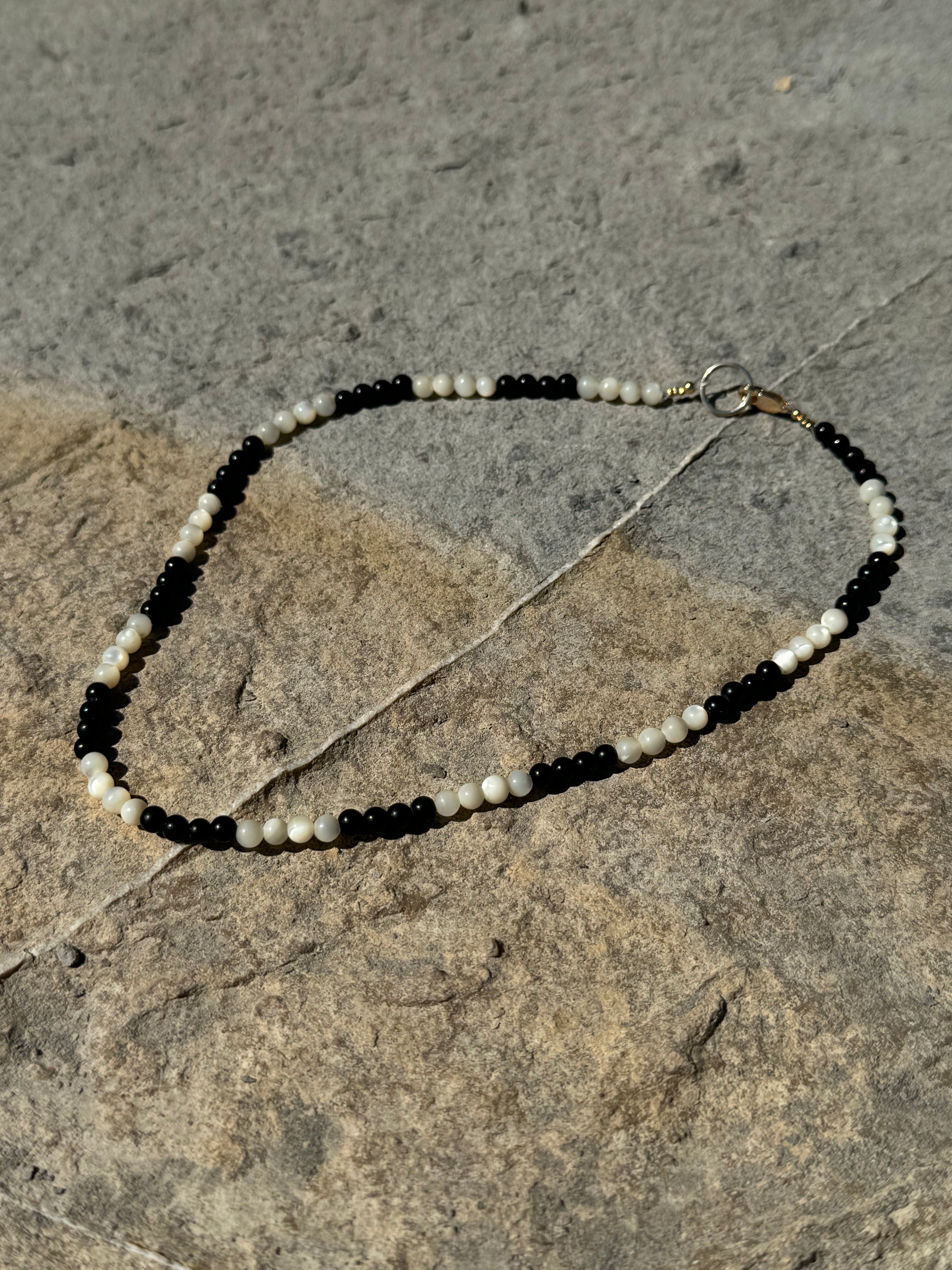 Onyx Balance – Bicolor Kette mit Onyx und Perlmutt-Muschelperlen