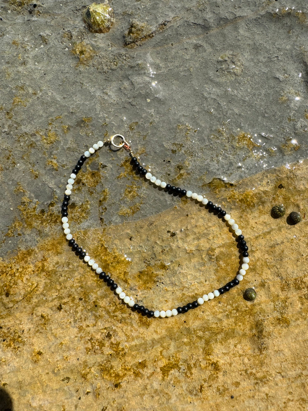 Onyx Balance – Bicolor Kette mit Onyx und Perlmutt-Muschelperlen