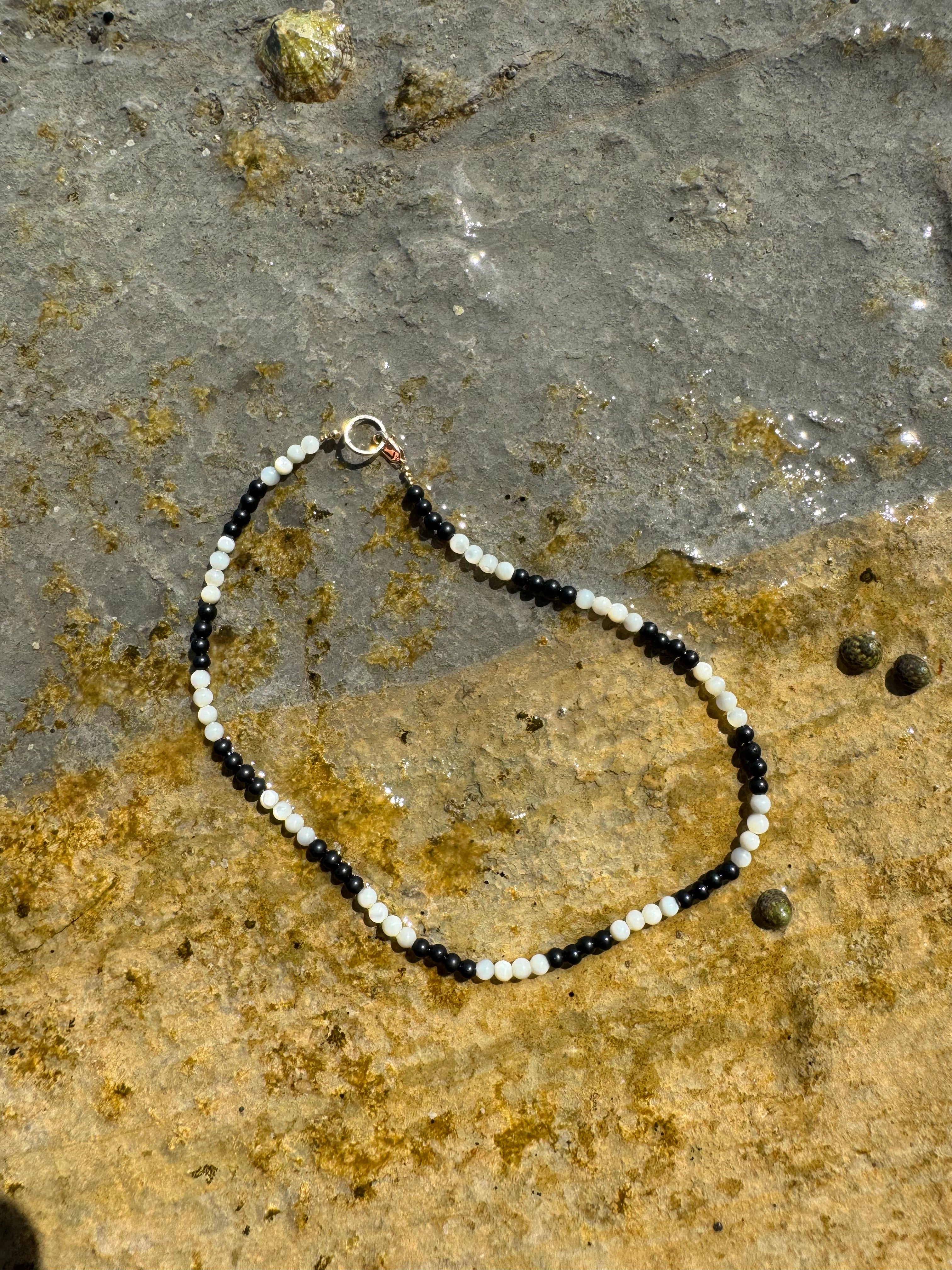 Onyx Balance – Bicolor Kette mit Onyx und Perlmutt-Muschelperlen