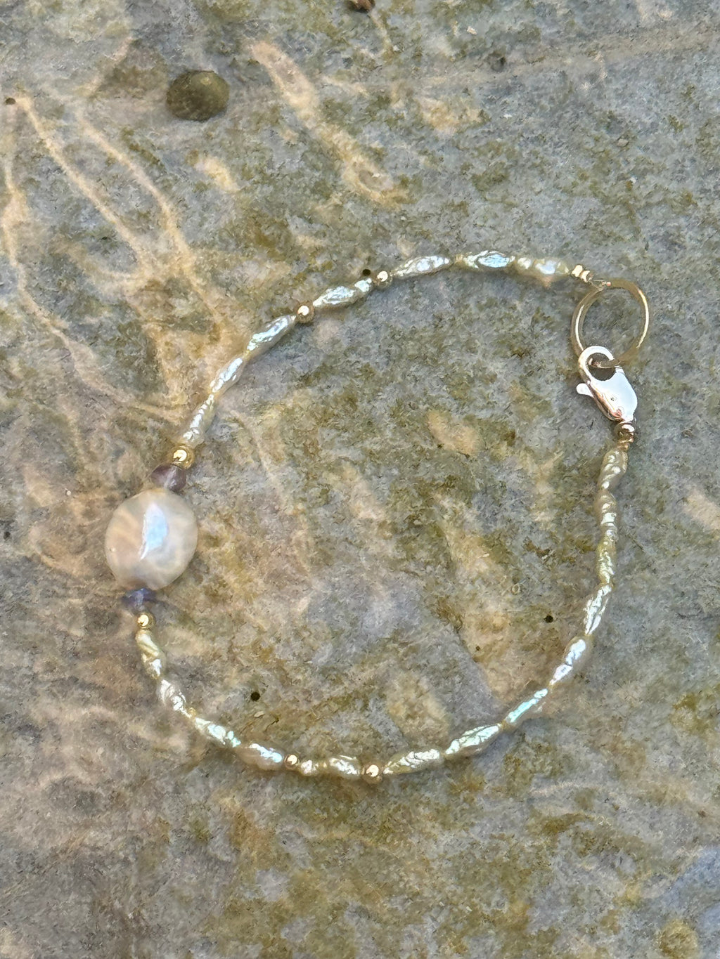 Soft Essence – Armband mit Süßwasserperlen & Muschelperle