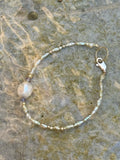 Soft Essence – Armband mit Süßwasserperlen & Muschelperle