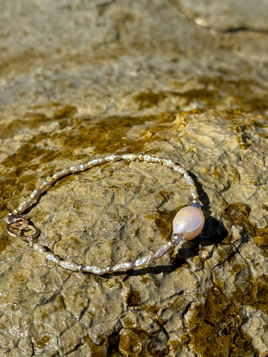 Soft Essence – Armband mit Süßwasserperlen & Muschelperle