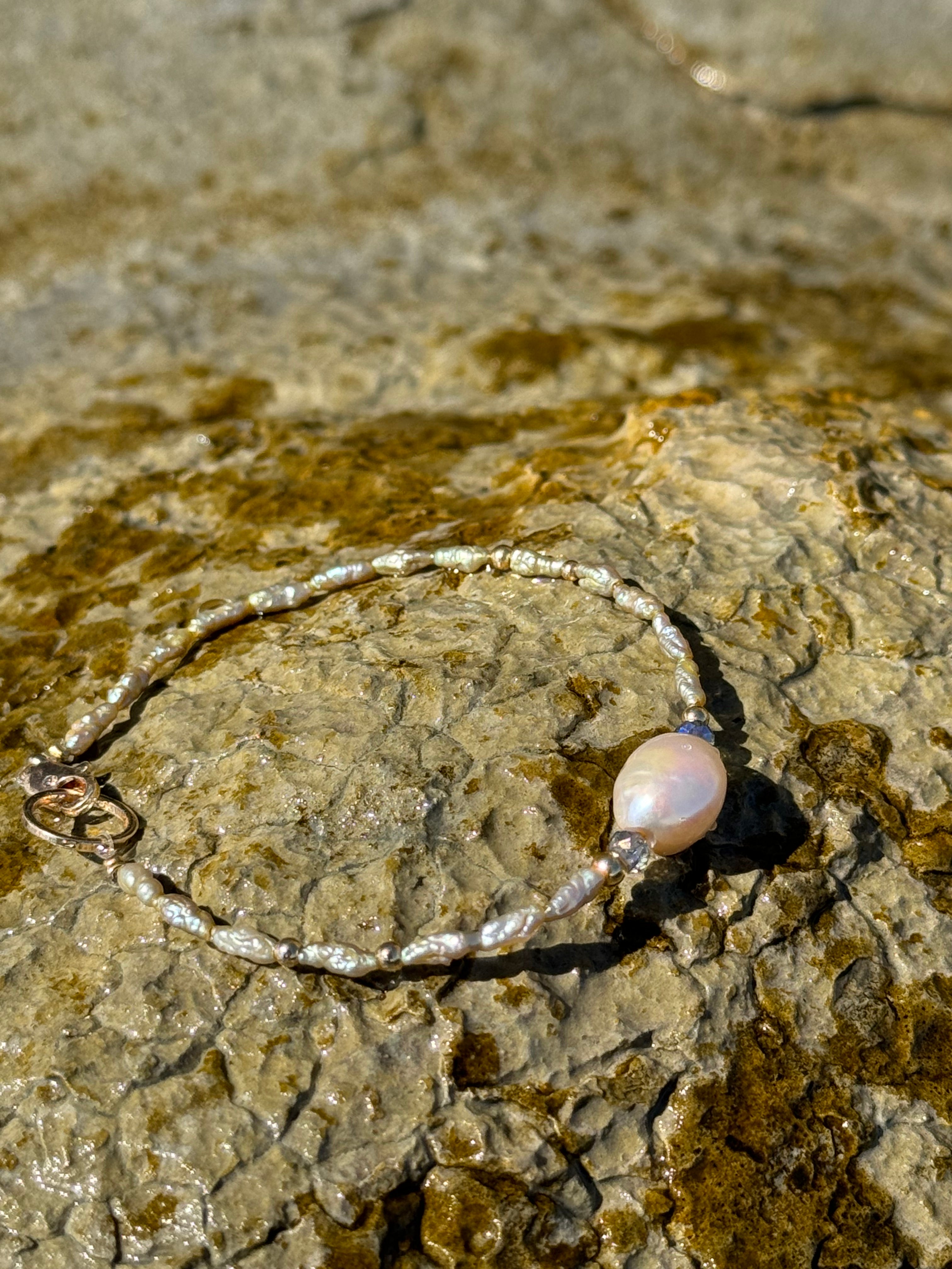 Soft Essence – Armband mit Süßwasserperlen & Muschelperle