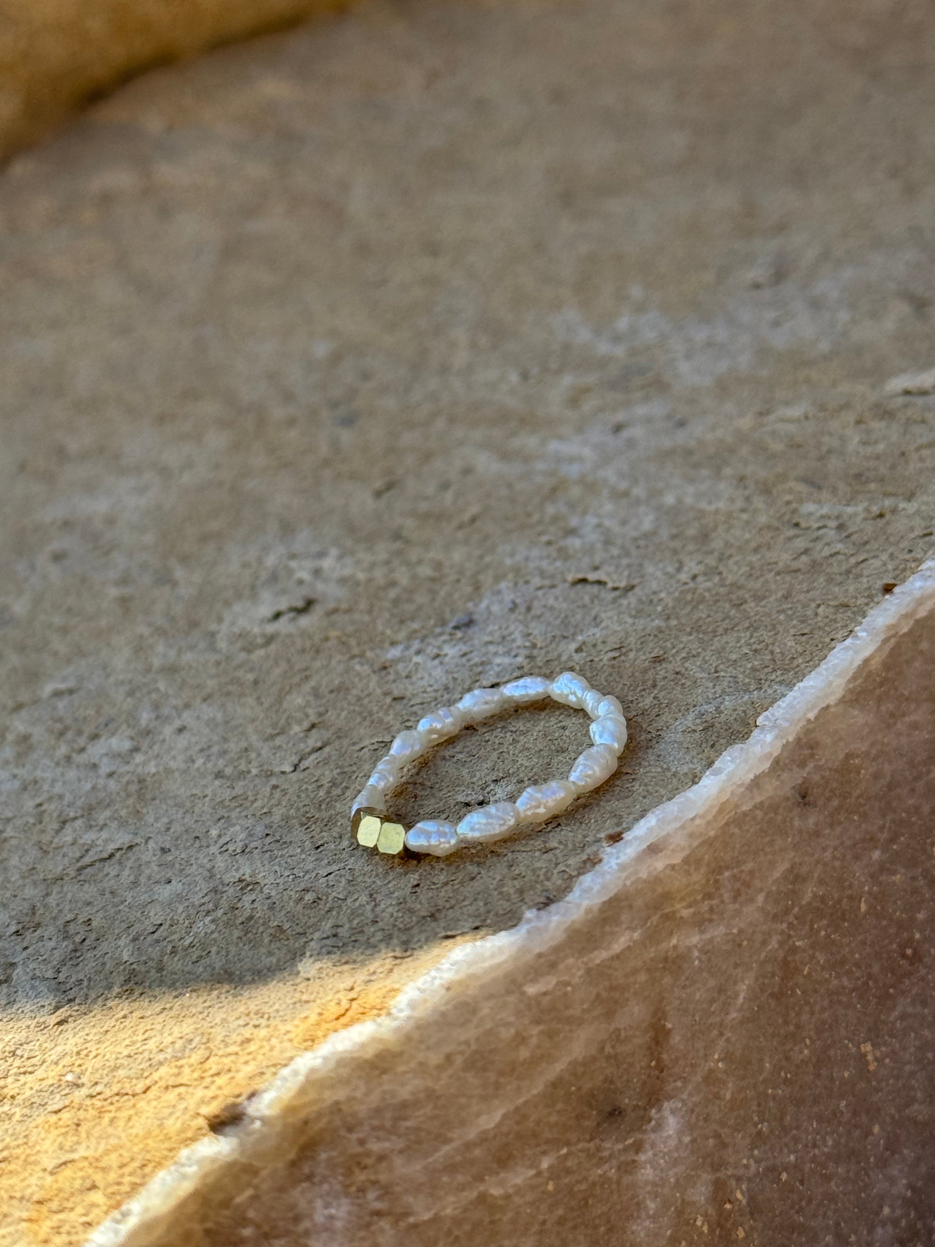Quiet Pearl Perlenring | Süßwasserperlen & Edelstahl 18K vergoldet | elastisch