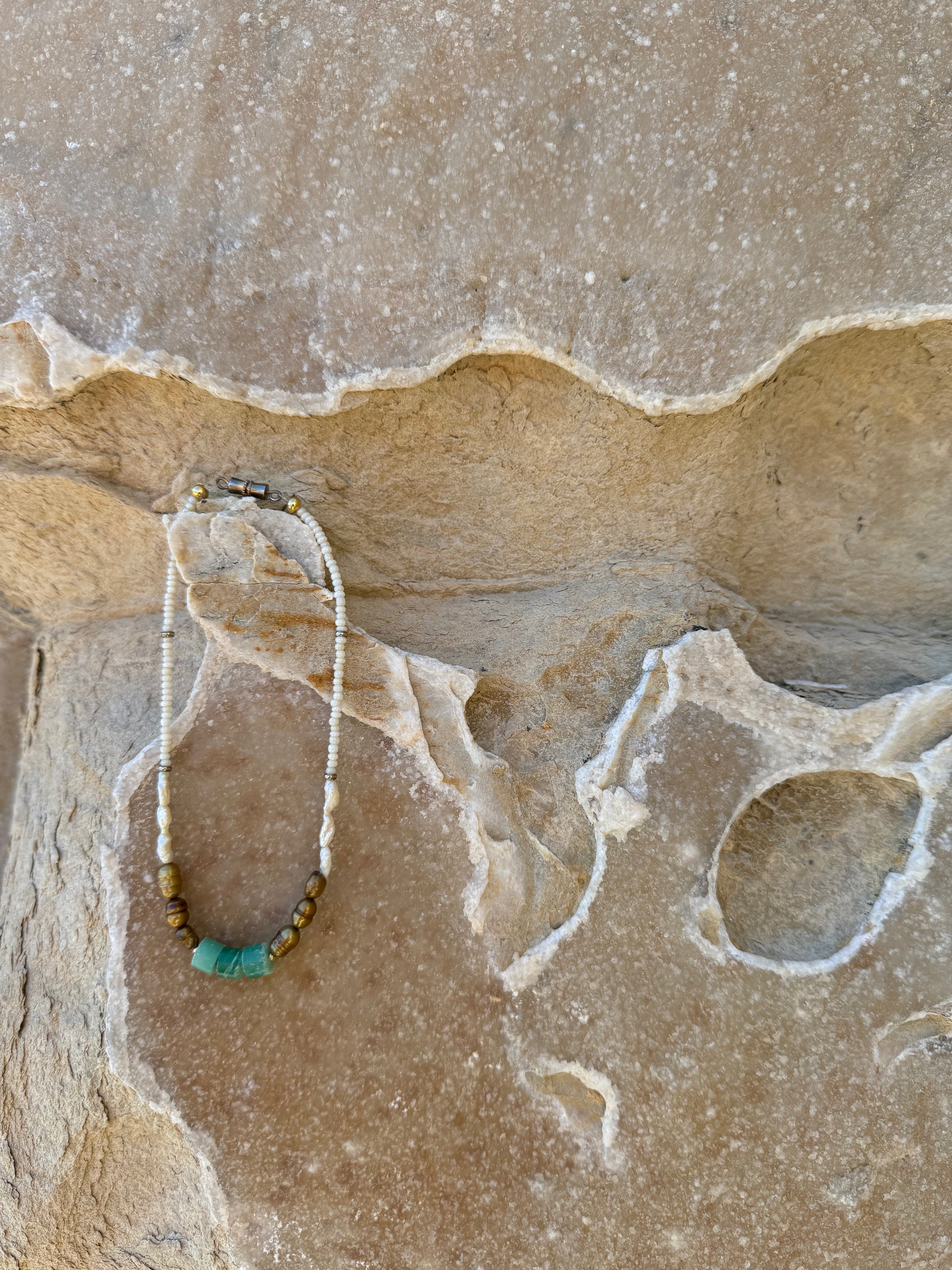 Copper Shore – Fußkettchen aus braunen Perlen und grünen Steinen