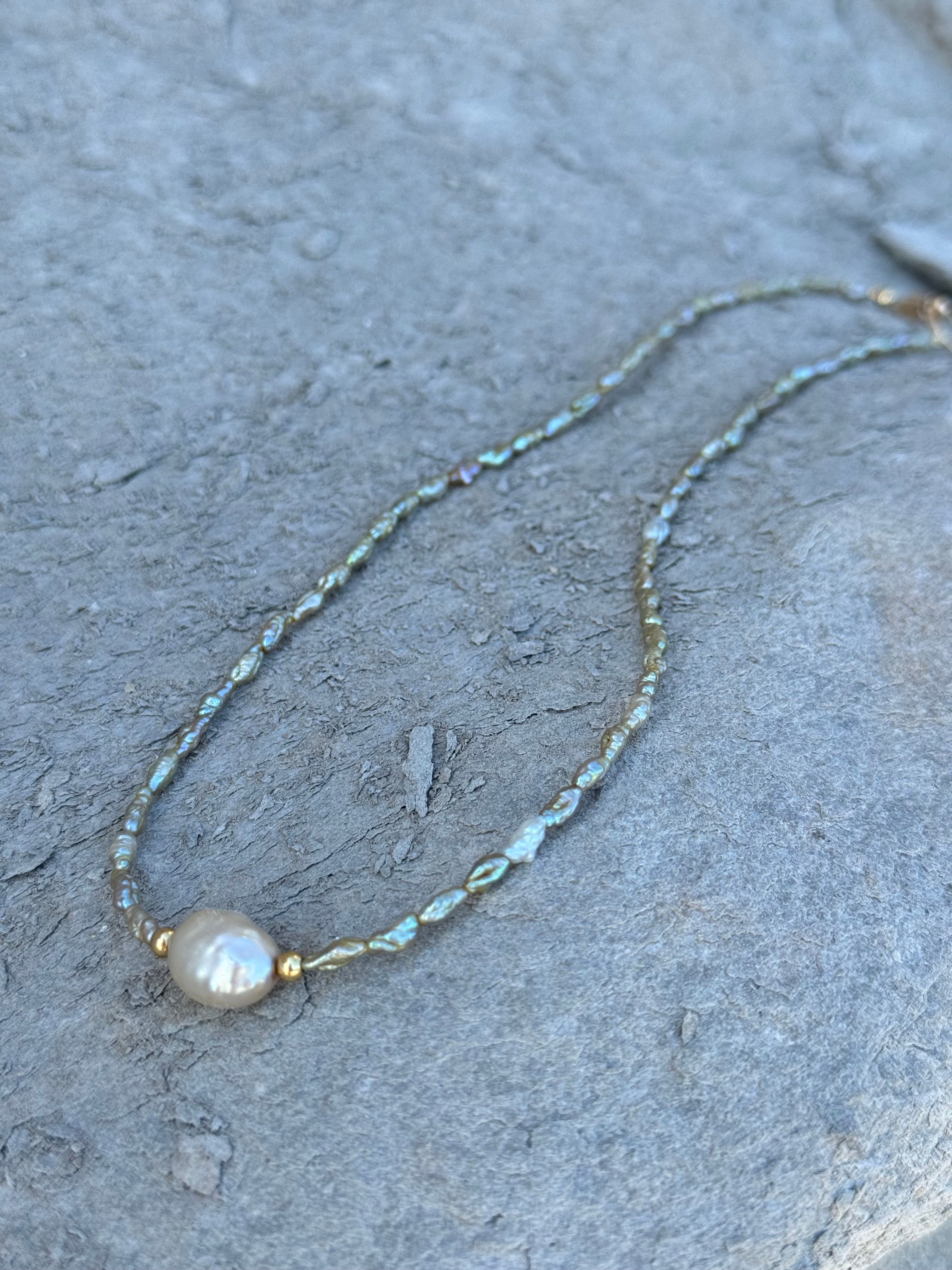 Aqua Silk – Zarte pastellgrüne Süßwasserperlenkette mit großer Center Pearl
