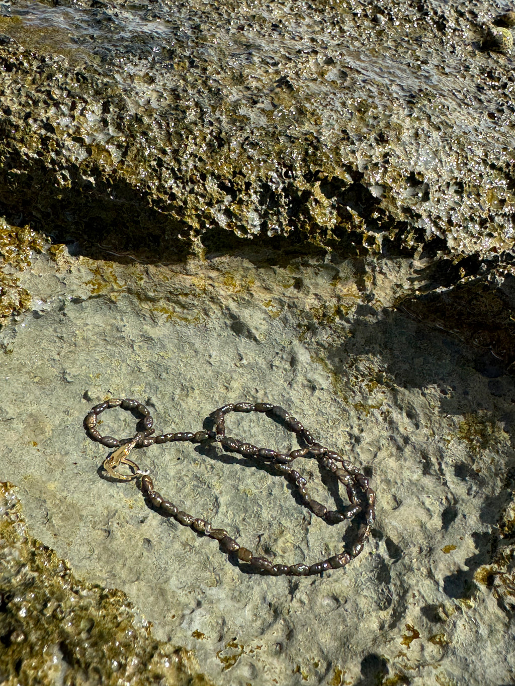 Copper Tide – Süßwasserperlenkette in Braun-Moos-Kupfer