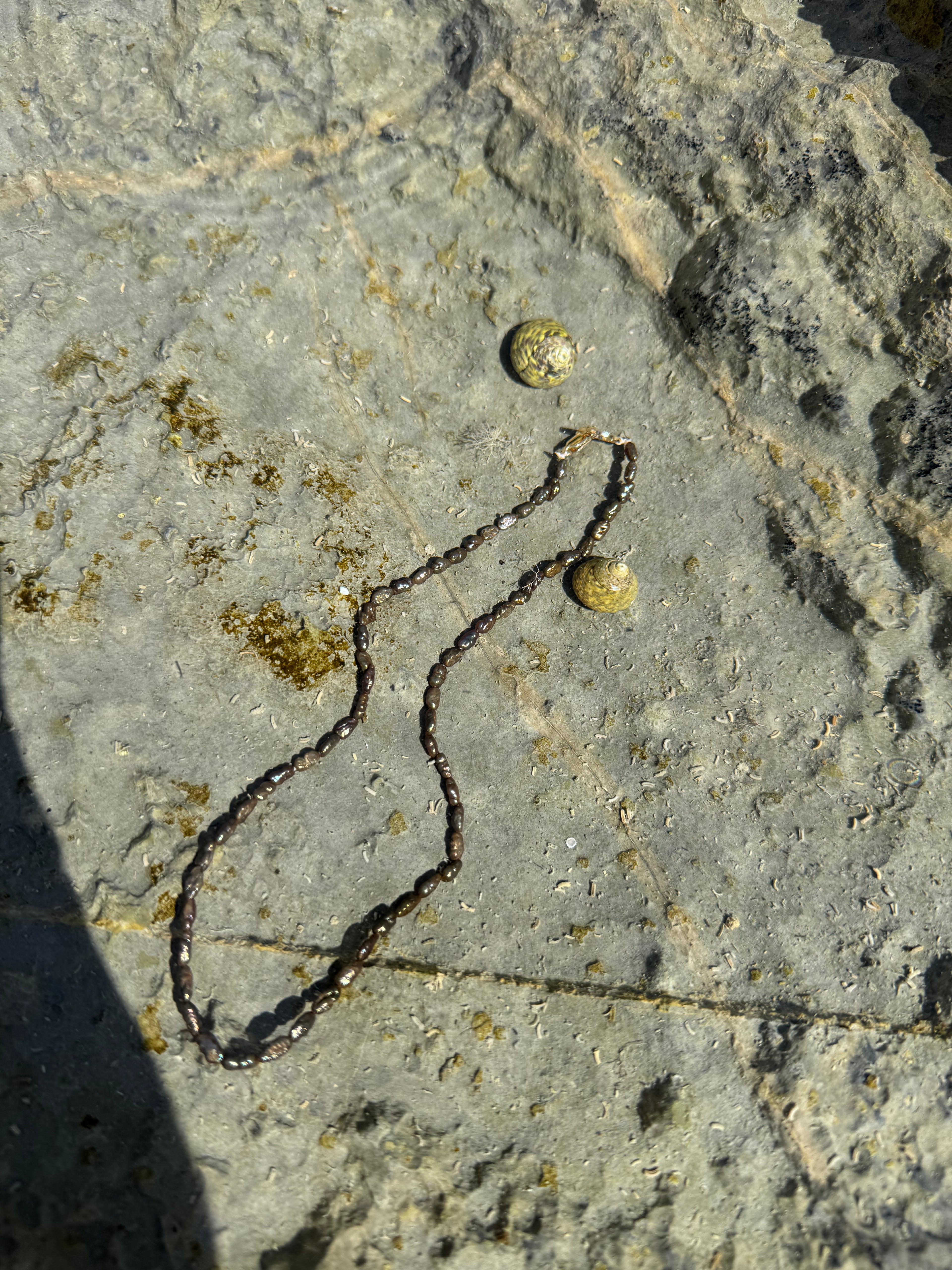 Copper Tide – Süßwasserperlenkette in Braun-Moos-Kupfer