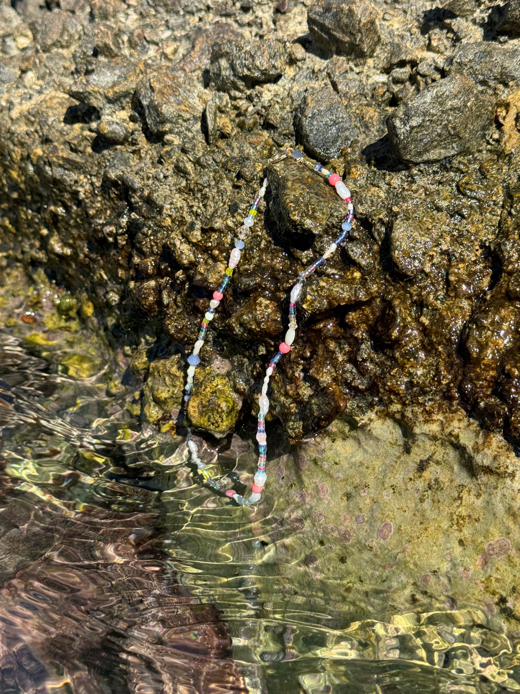 Reef Mosaic – Bunte Perlenkette im Korallenriff-Look mit Süßwasserperlen