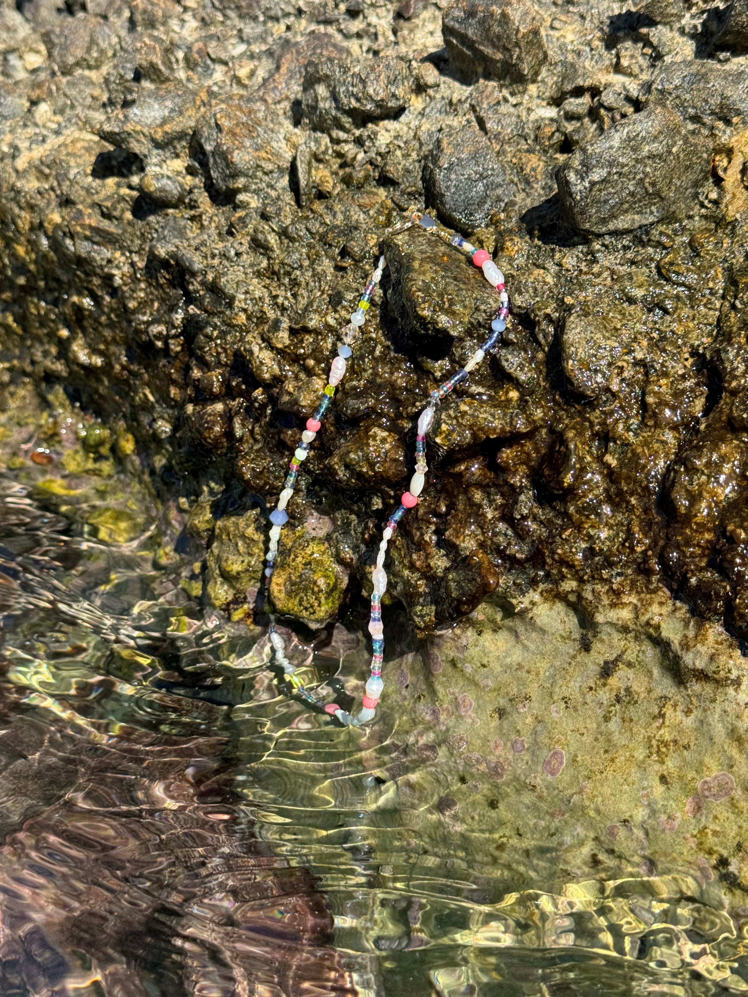 Reef Mosaic – Bunte Perlenkette im Korallenriff-Look mit Süßwasserperlen