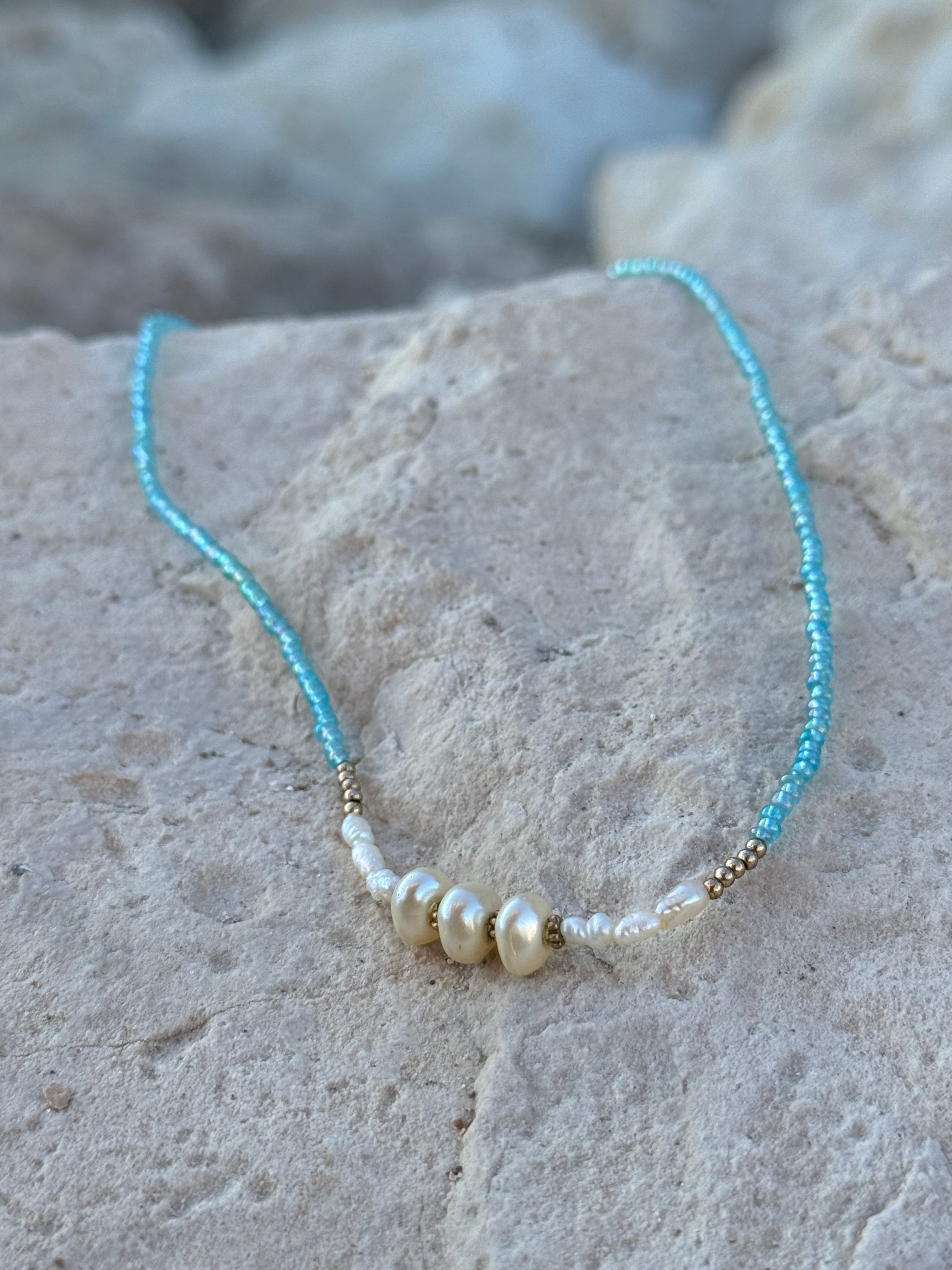 Oceana Pearl – zart blaue Glasperlen-Kette mit Süßwasserperlen
