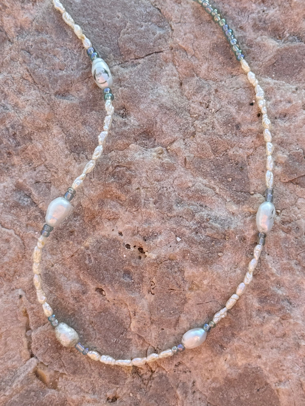 Seafoam Pearl – Zarter Choker aus cremeweißen Süßwasserperlen & transparent-blauen Glasperlen
