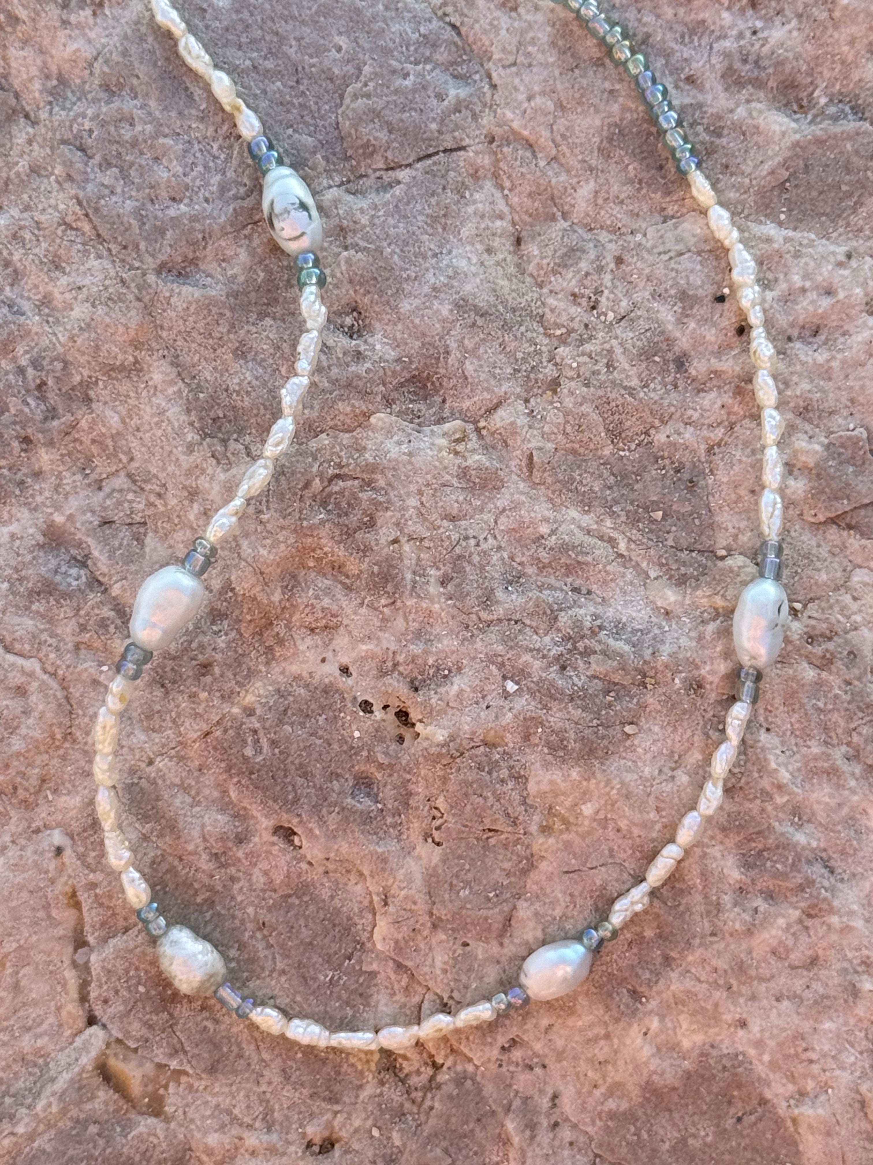 Seafoam Pearl – Zarter Choker aus cremeweißen Süßwasserperlen & transparent-blauen Glasperlen